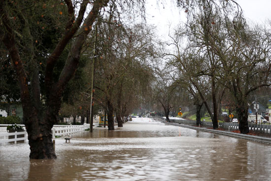 مياه العاصفة الشتوية تغمر شوارع مدينة بيتالوما الأمريكية