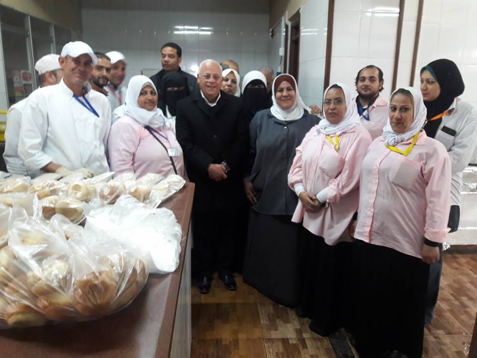 2-لقطة جماعية لمحافظ بورسعيد مع مسئولى اعداد الطعام بالمستشفى