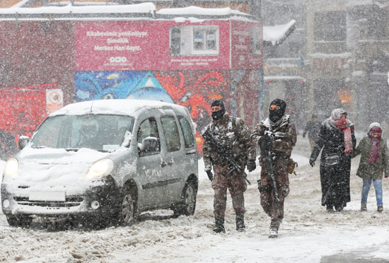 الثلج يغطى الشوارع فى تركيا