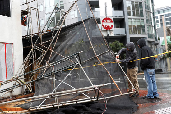 عاصفة شتوية فى مدينة سان فرانسيسكو تسقط سقالات العمل فى الشوارع