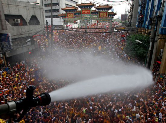 الشرطة الفلبينية ترش المياه على المشاركين فى مسيرة الناصرى الأسود لترطيب الجو