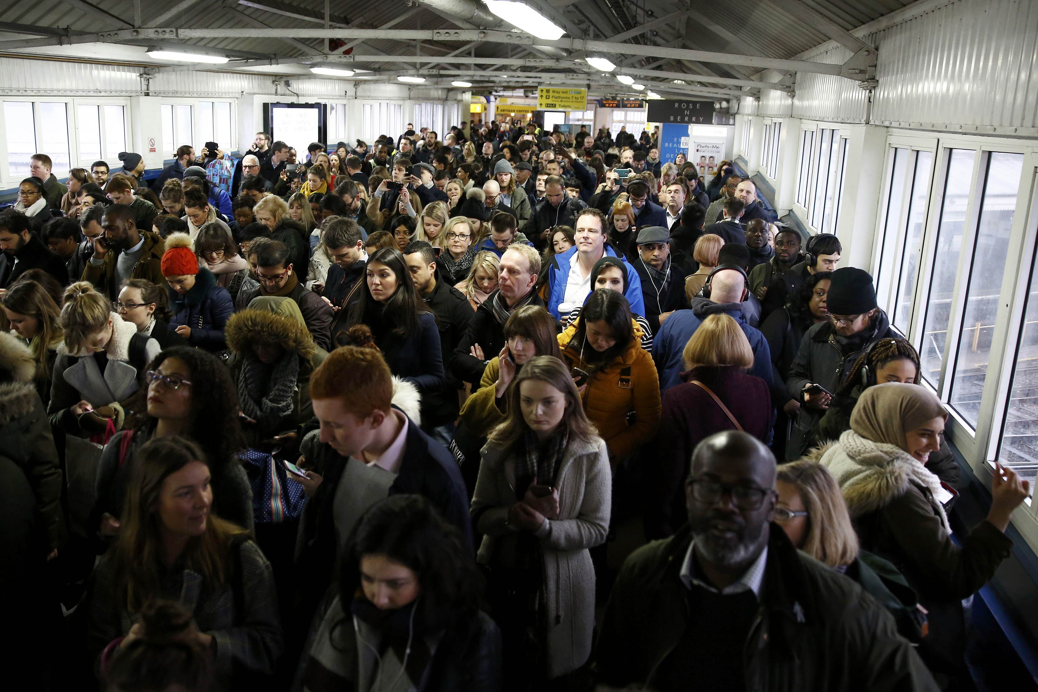 ألاف الركاب يصطفون فى محطة مترو كلافام فى انجلترا ، لندن - رويترز