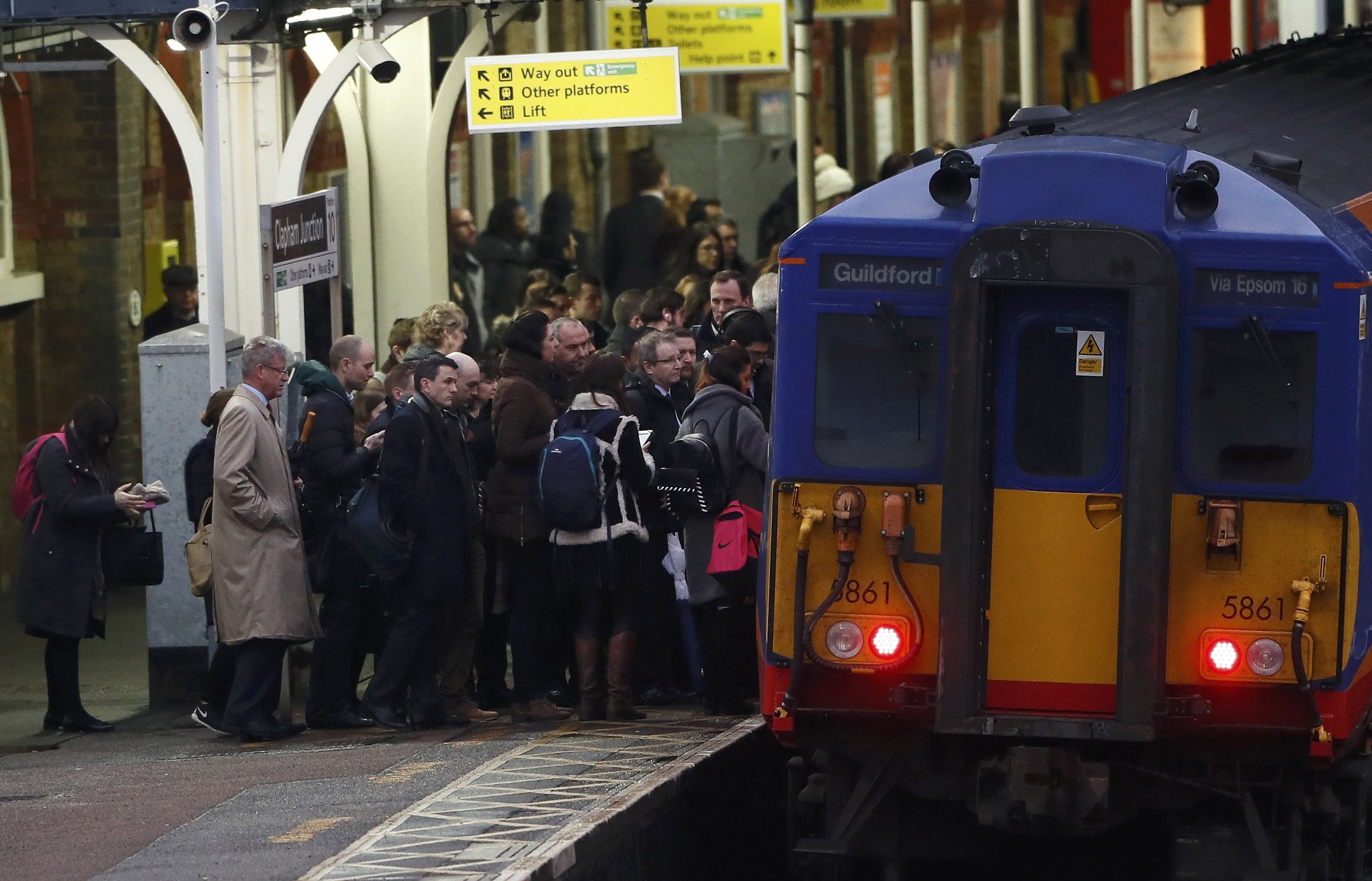 ركاب بريطانيون يحتشدون امام احد مترو الانفاق وسط اضراب العاملين - رويترز