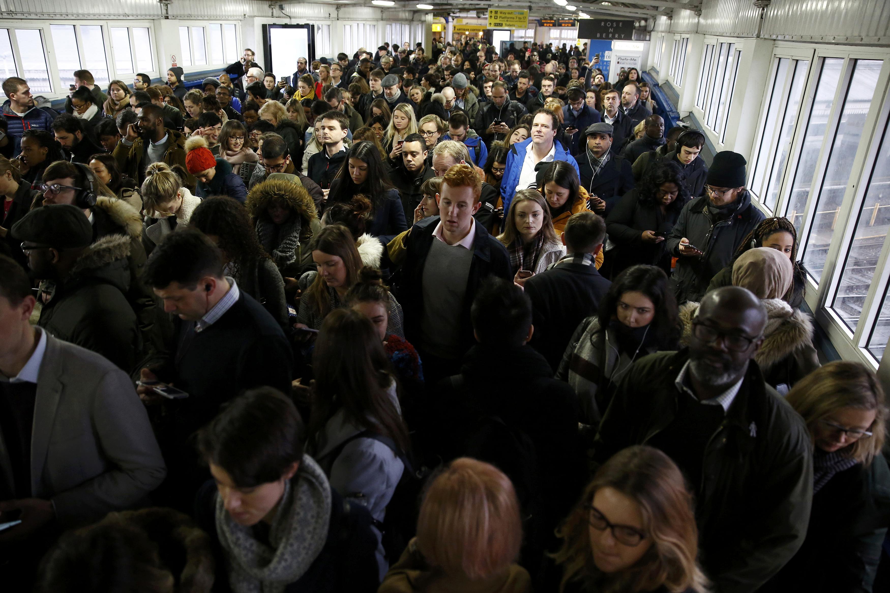 ألاف الركاب فى محطة مترو كلافام فى انجلترا ، لندن - رويترز