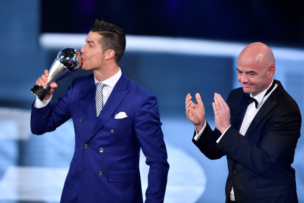 رونالدو مع رئيس الفيفا بعد فوزه بجائزة أفضل لاعب فى العالم
