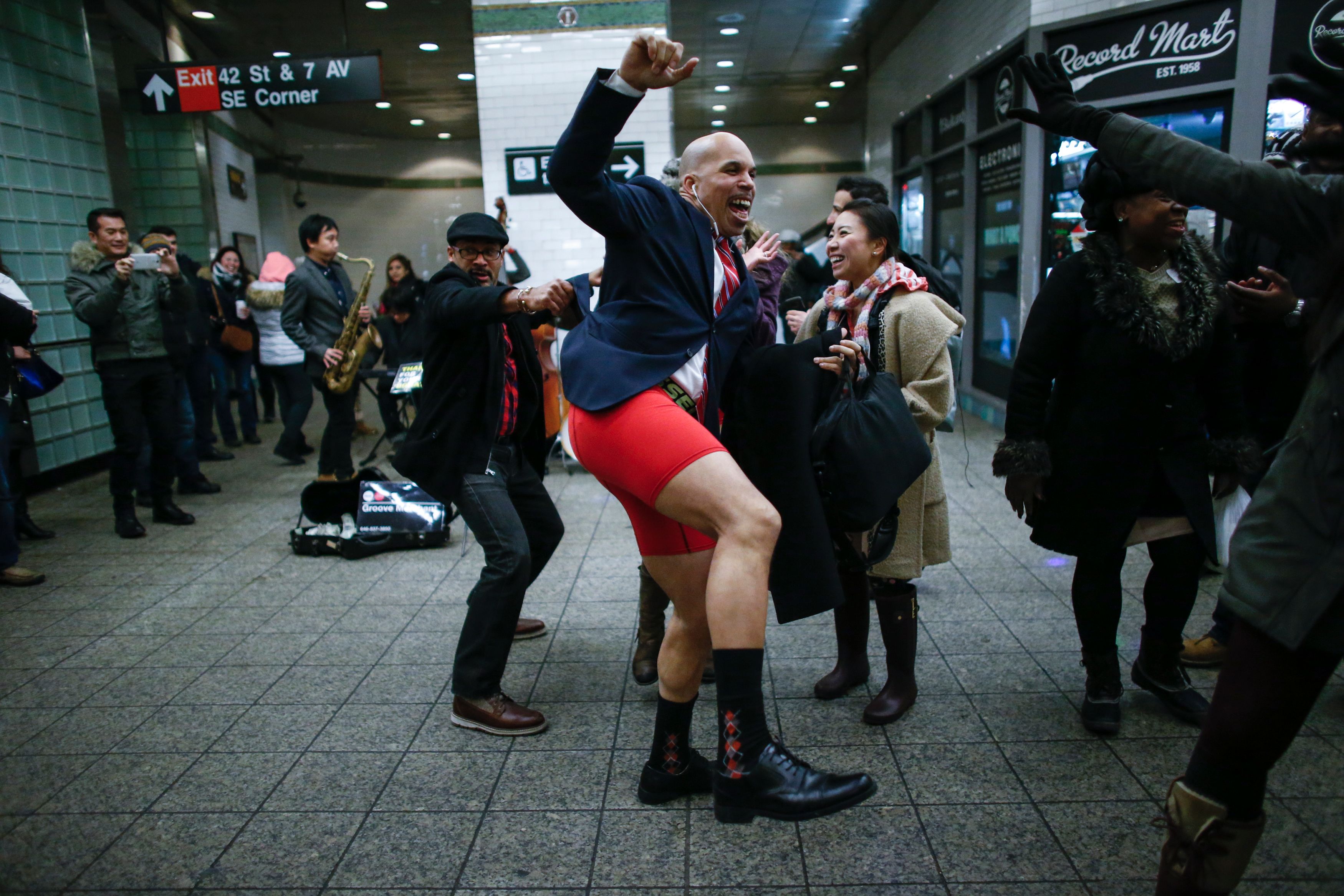 أحد الركاب يحتفل بدون سروال فى محطة المترو