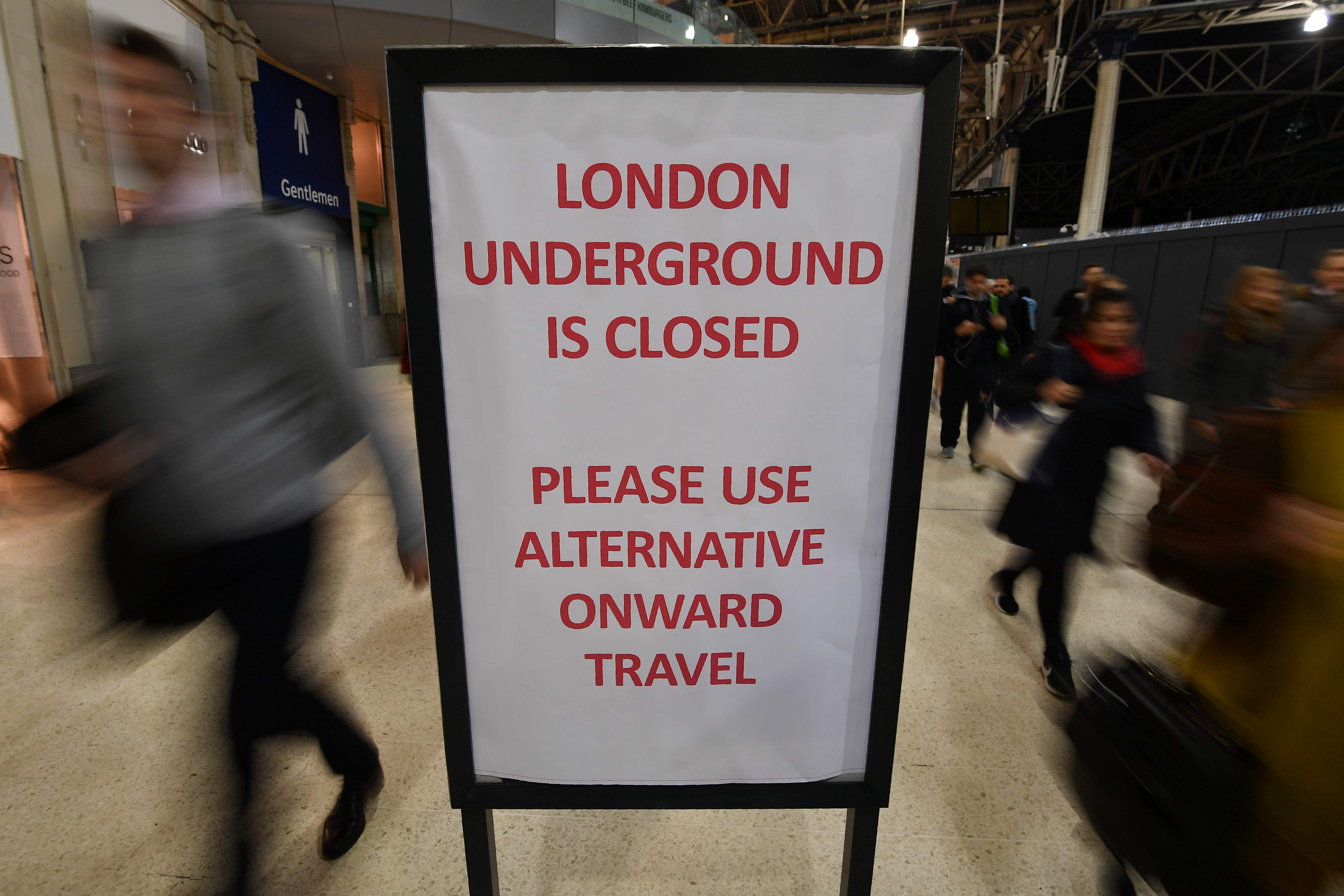لافتة مكتوب عليها أن المترو مغلق فى لندن وعلى الركاب استخدام وسائل مواصلات بديلة - أ ف ب