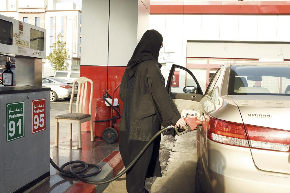 المرأة السعودية تتزود بالوقود
