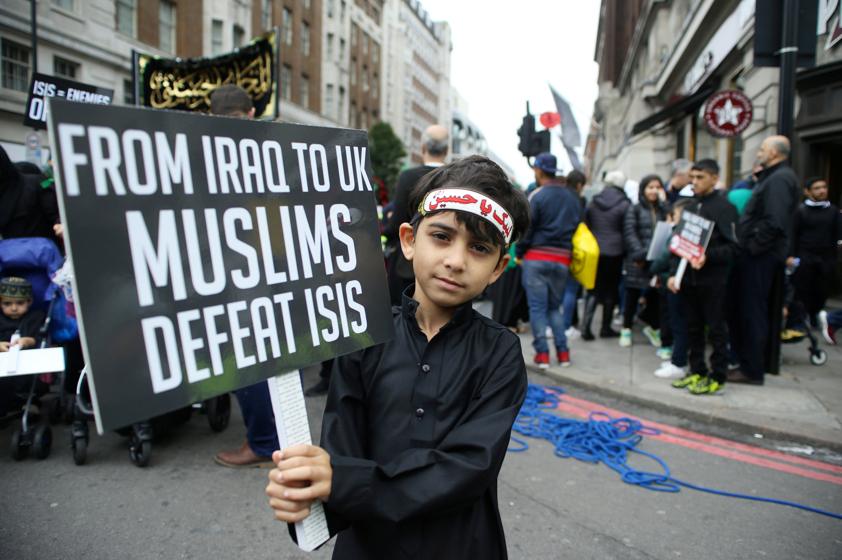 لافتة يحملها طف تقول من العراق لانجلترا المسلمين يحاربون الإرهاب