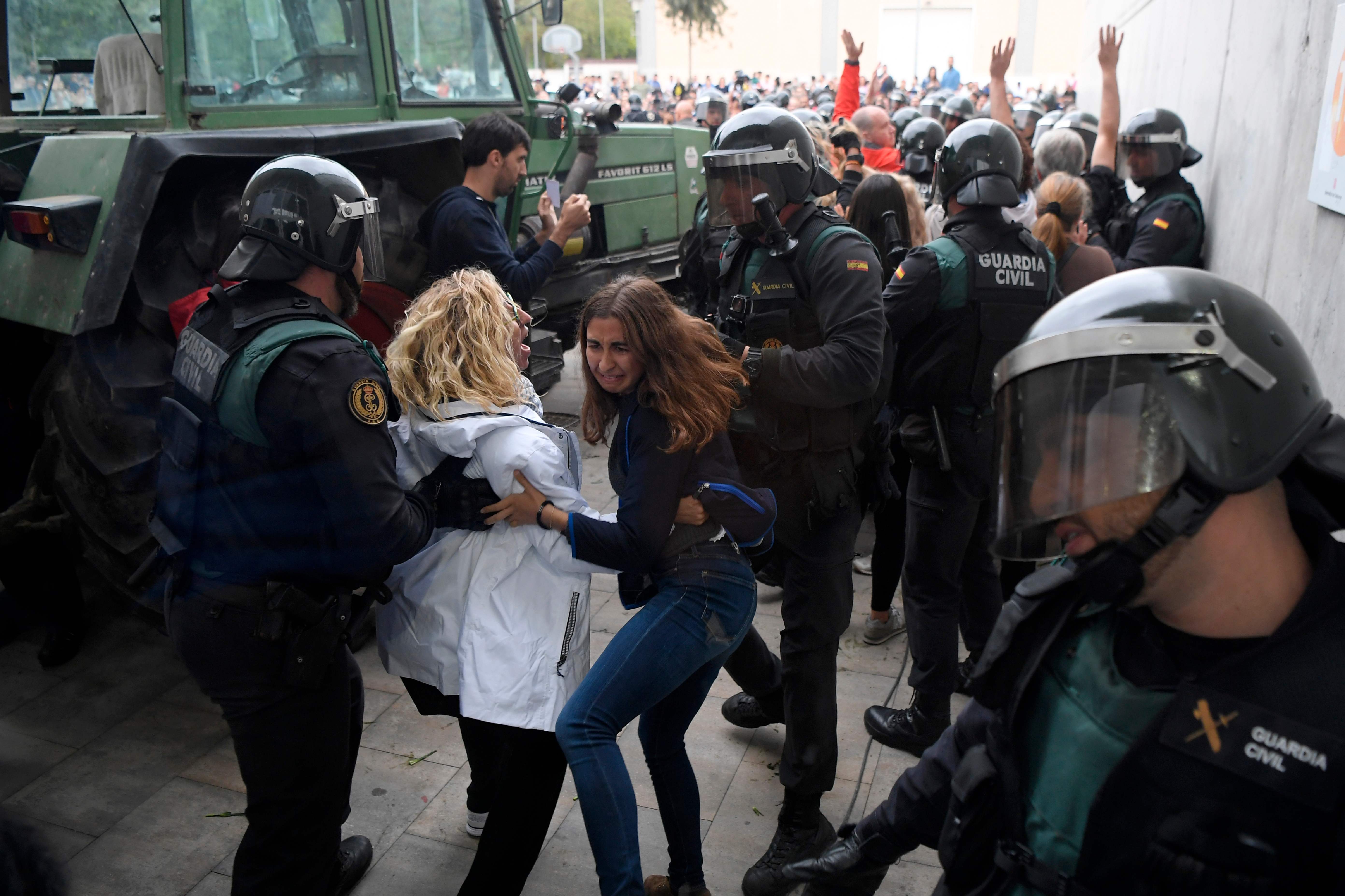 تعامل الشرطة الإسبانية