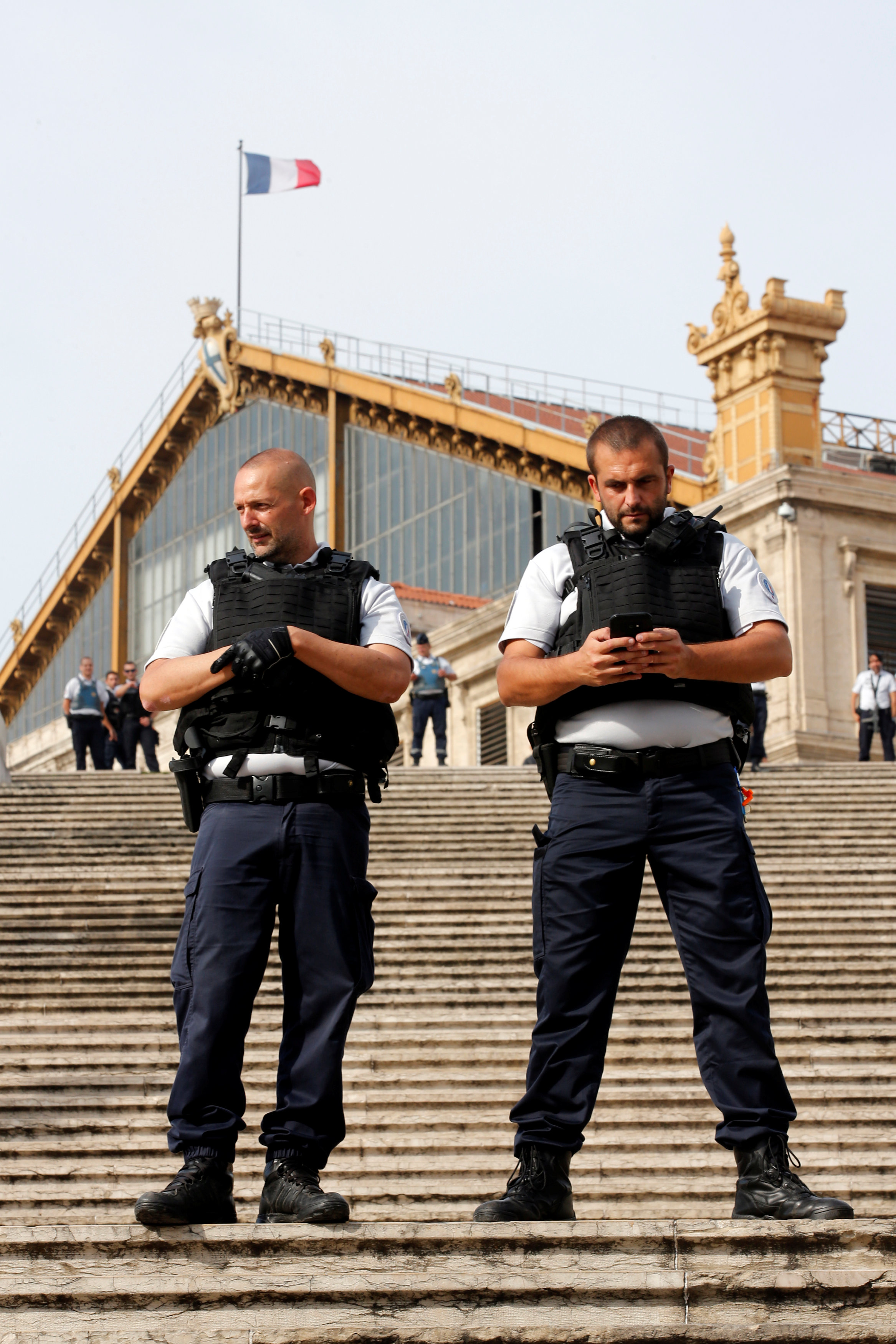 الشرطة الفرنسية  تفرض طوقا أمنيا