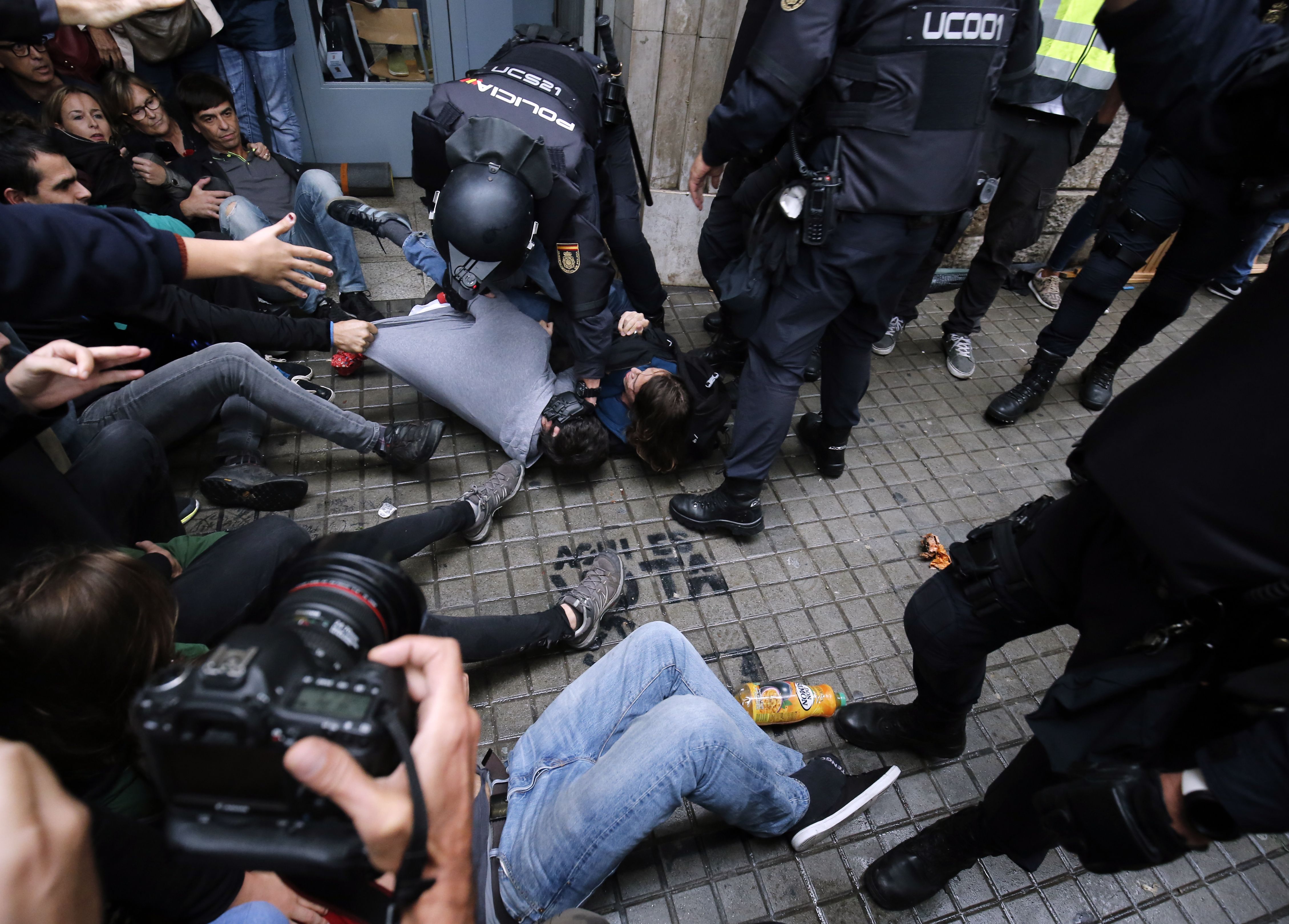مواطنى كتالونيا والشرطة الإسبانية