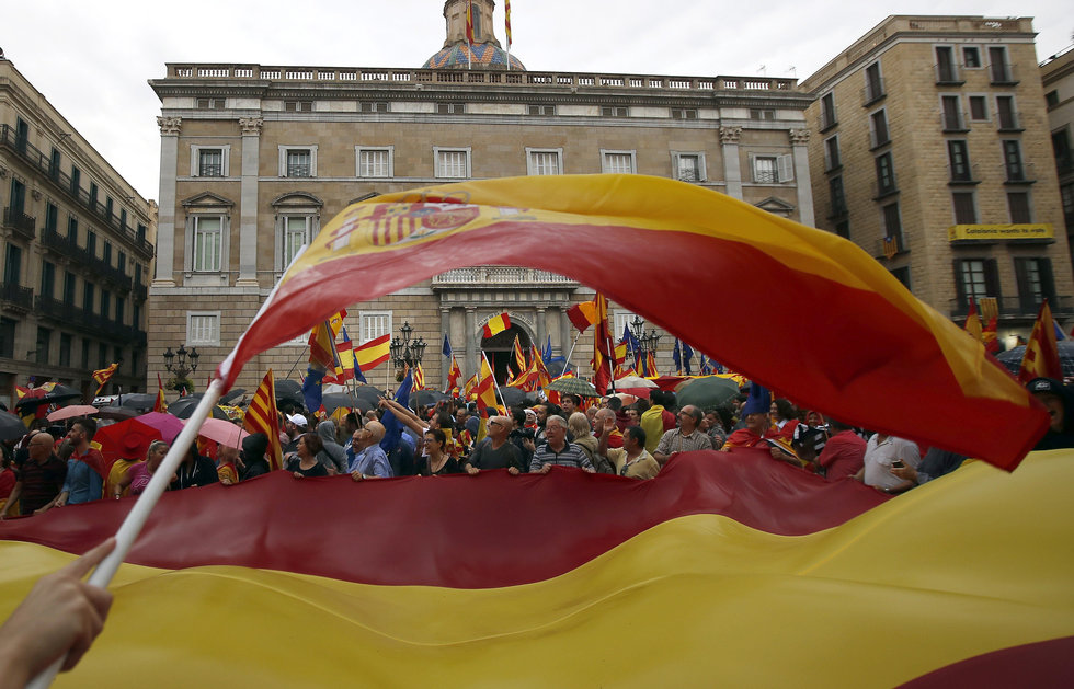 تظاهرات تطالب بوحدة إسبانيا ورفض انفصال كتالونيا