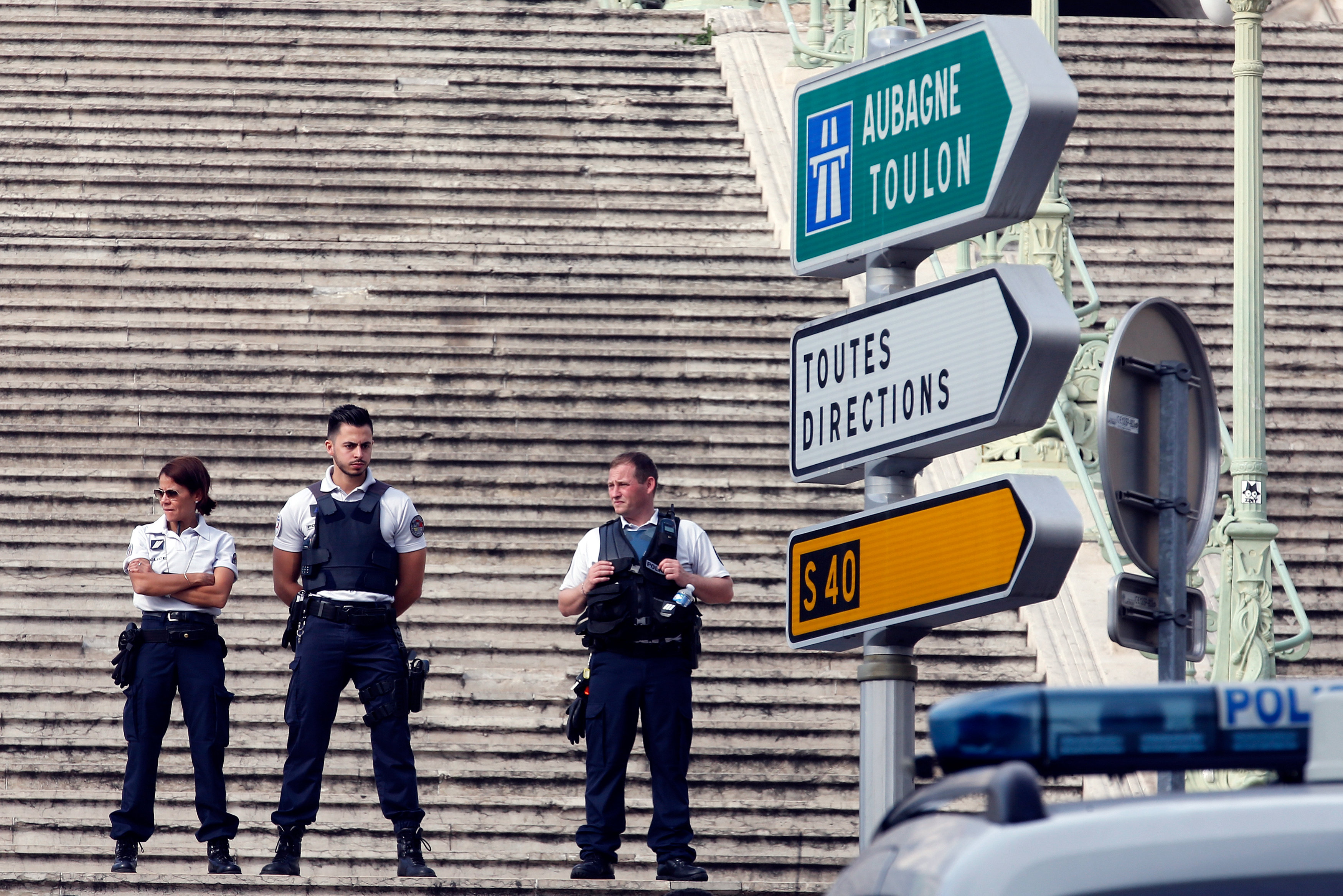 عناصر من الشرطة الفرنسية  تشدد إجراءتها