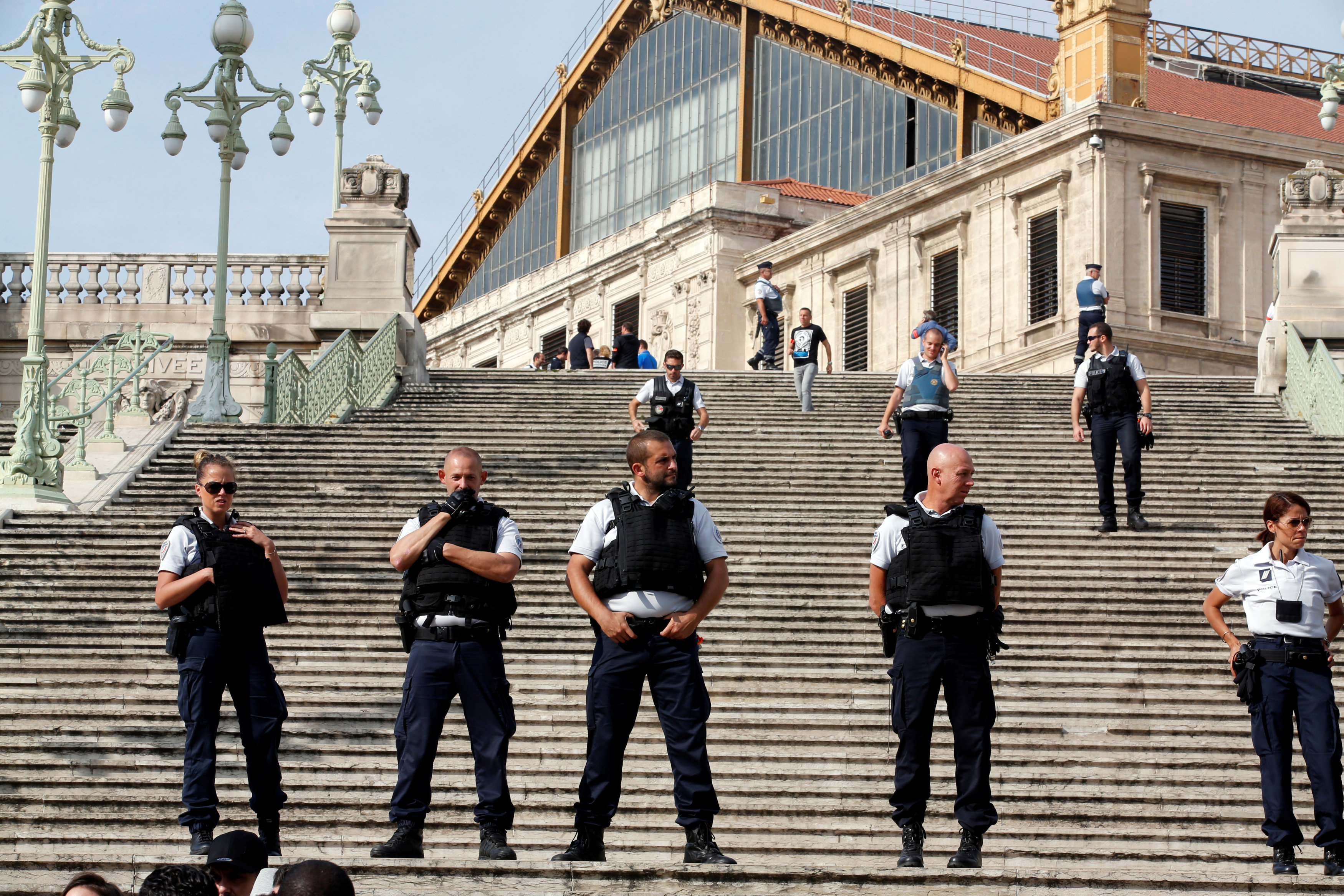 عناصر من الشرطة الفرنسية  بمحيط الحادث