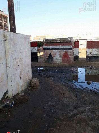   طفح مياه الصرف الصحي أمام وبجوار سور مدرسة بكفر الشيخ