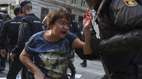  اشتباكات بين قوات الشرطة المركزية والحرس المدنى الإسبانى والمشاركين فى استفتاء كتالونيا (1)