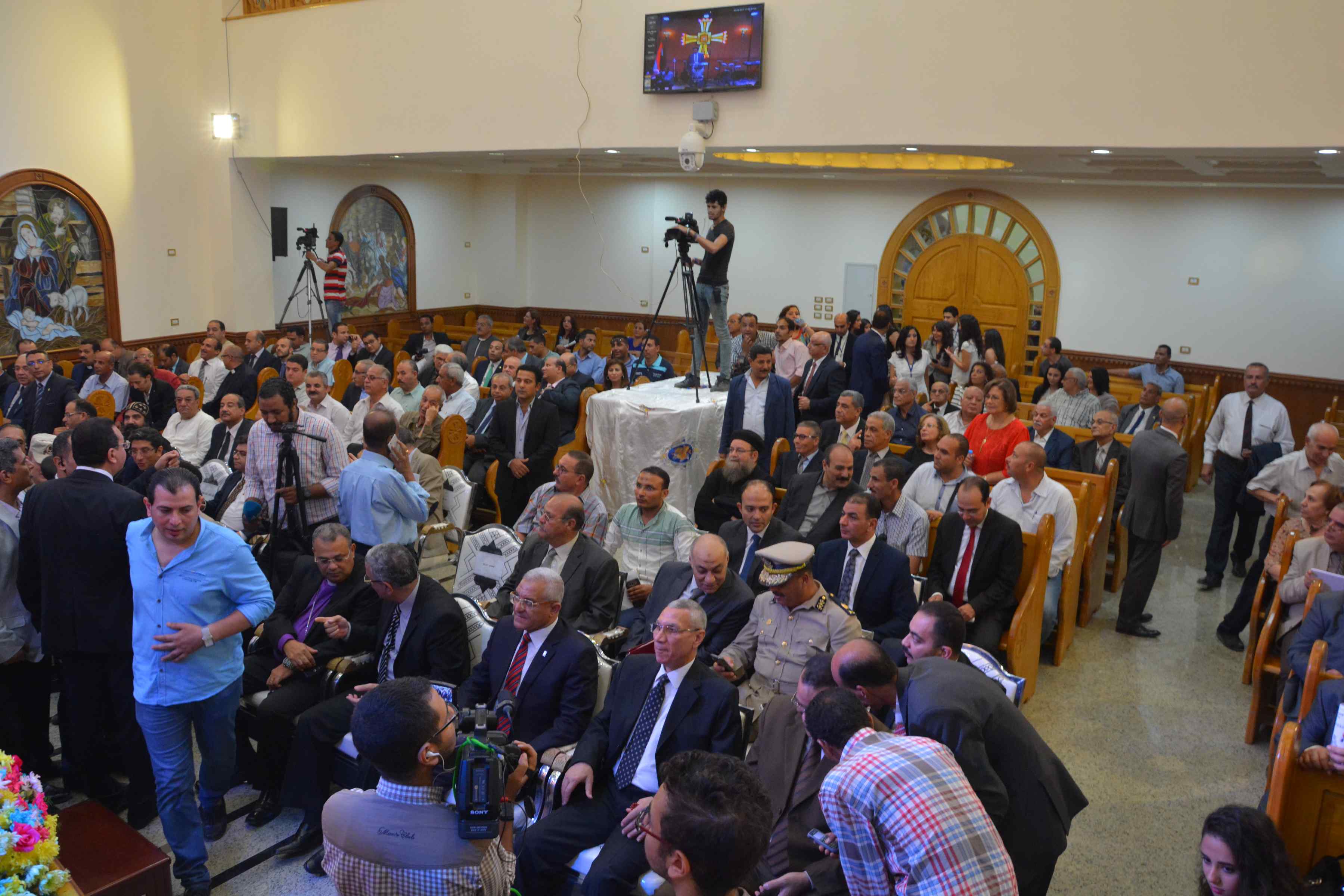 محافظ المنيا يفتتح أعمال إعادة بناء الكنيسة الإنجيلية  (3)