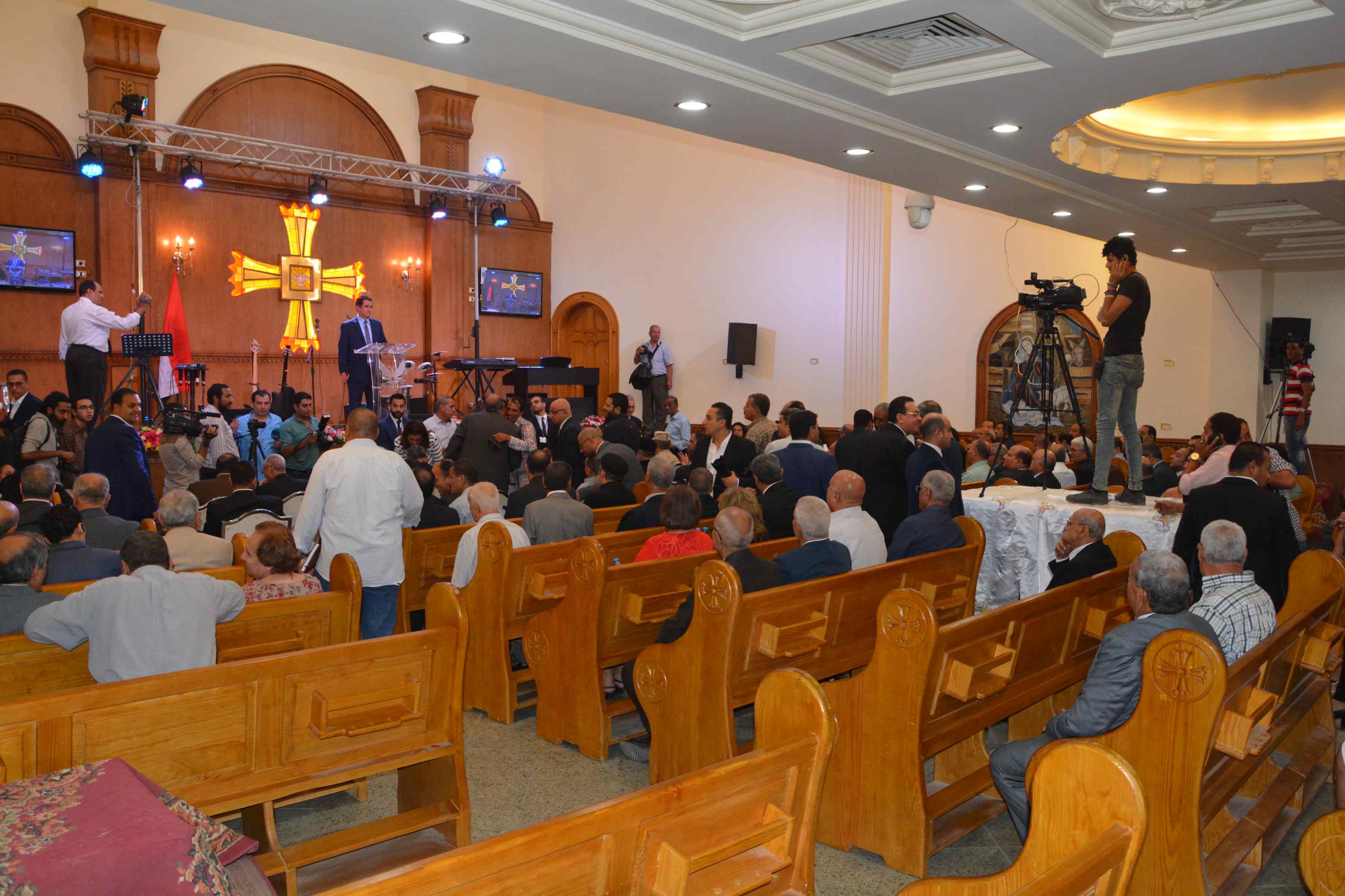 محافظ المنيا يفتتح أعمال إعادة بناء الكنيسة الإنجيلية  (4)