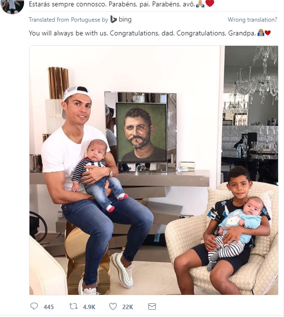 رونالدو مع أبنائه مع صورة والده