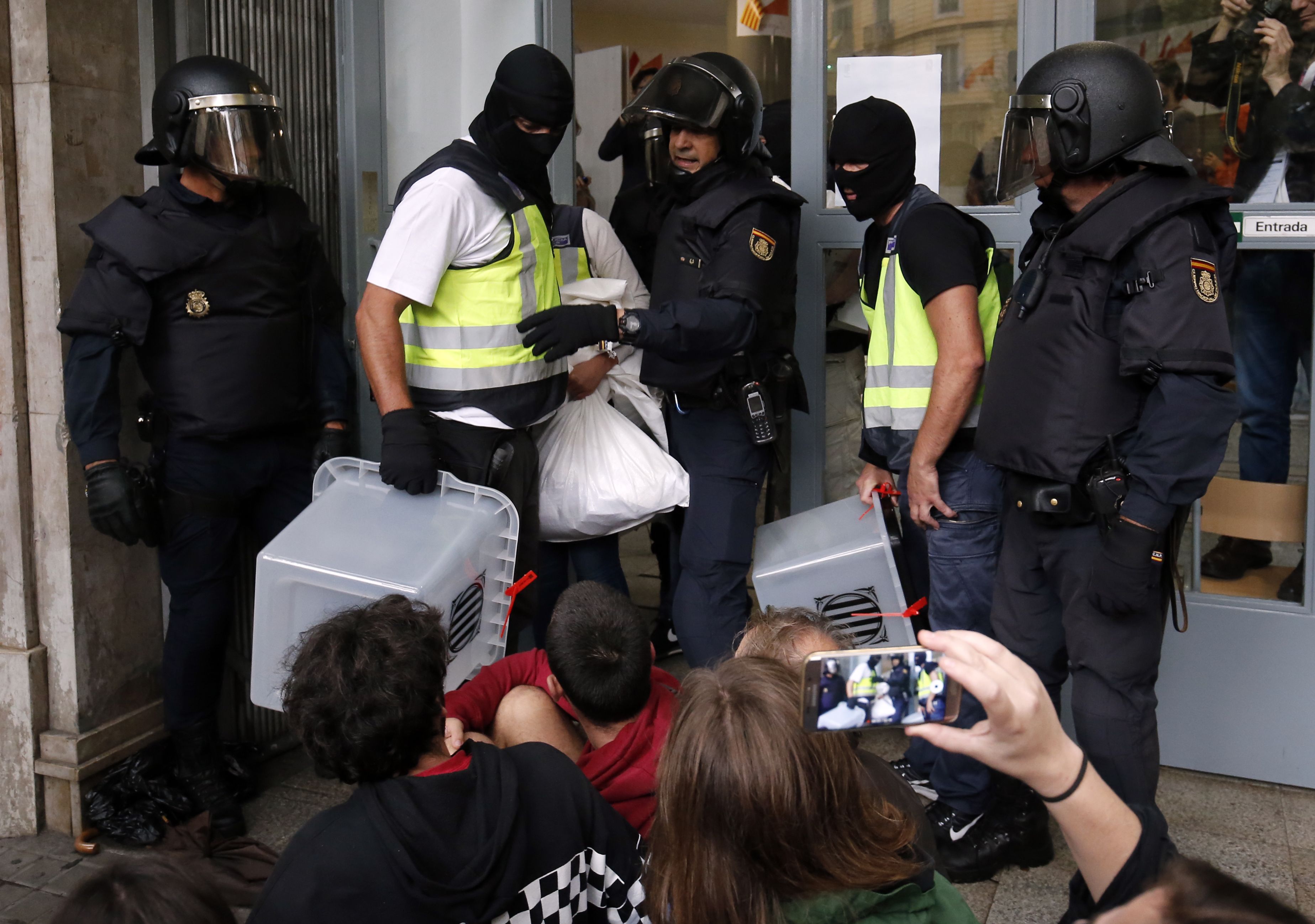 الشرطة الإسبانية وصناديق الاقتراع
