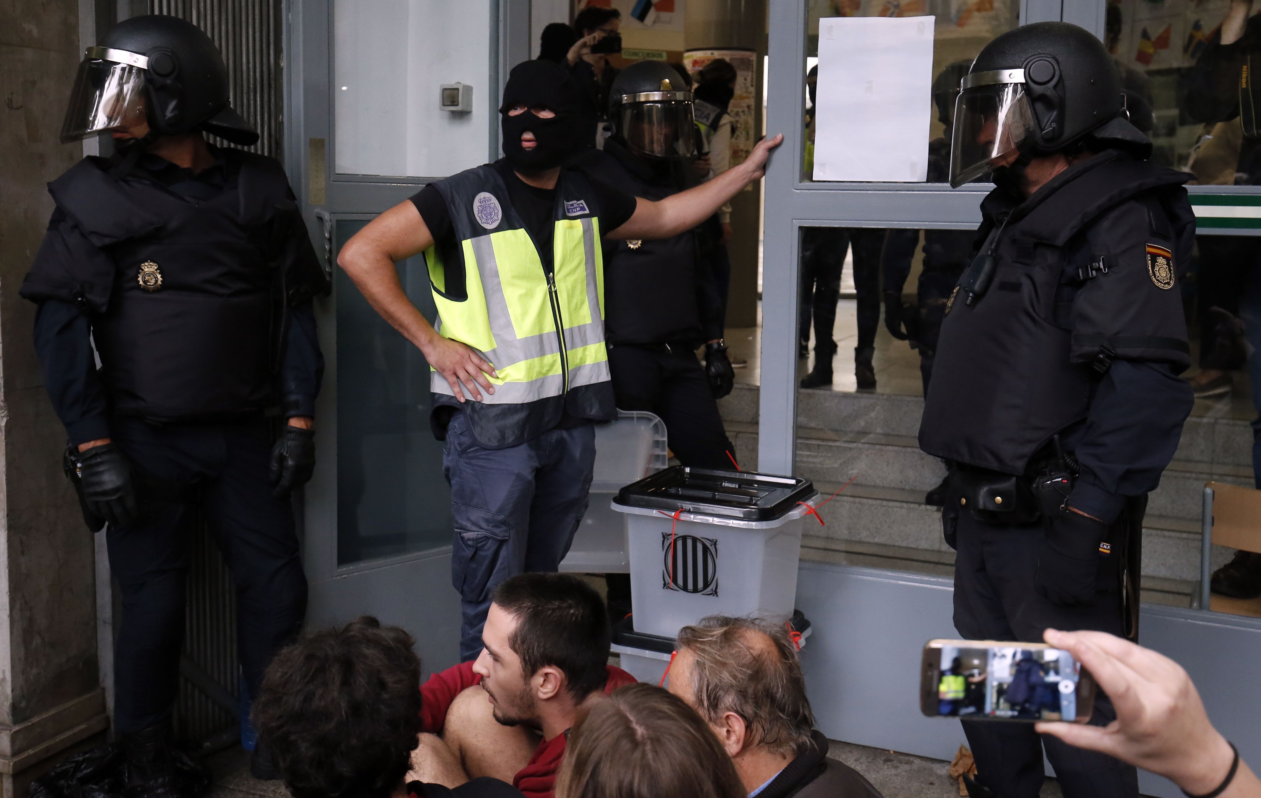 جانب من مواجهات الشرطة الإسبانية