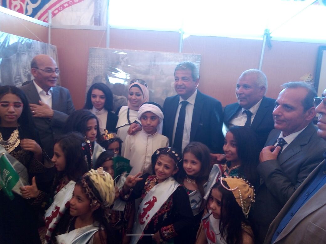 وزيرا الزراعة والشباب والرياضة خلال مهرجان النخلة الكريمة (16)