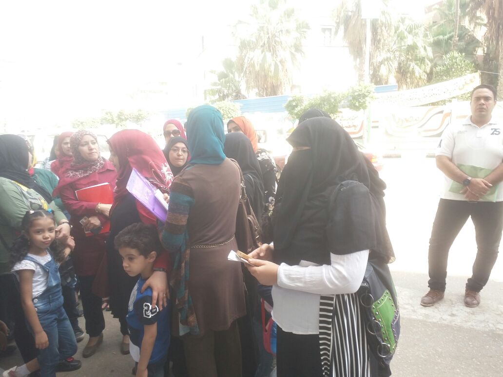 1 تجمهر الأهالي أمام المحافظةة
