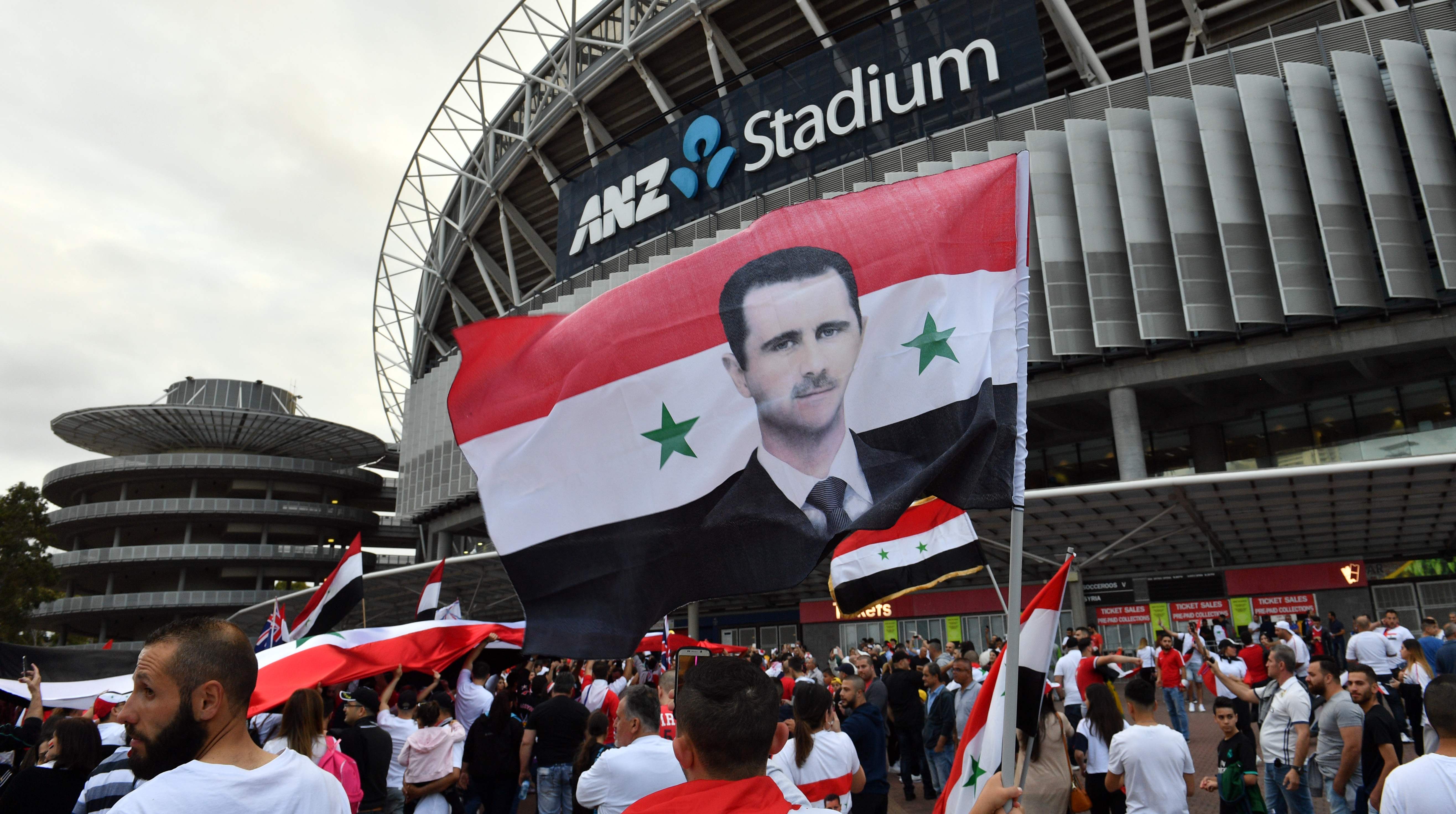 صورة بشار الأسد على العلم السورى