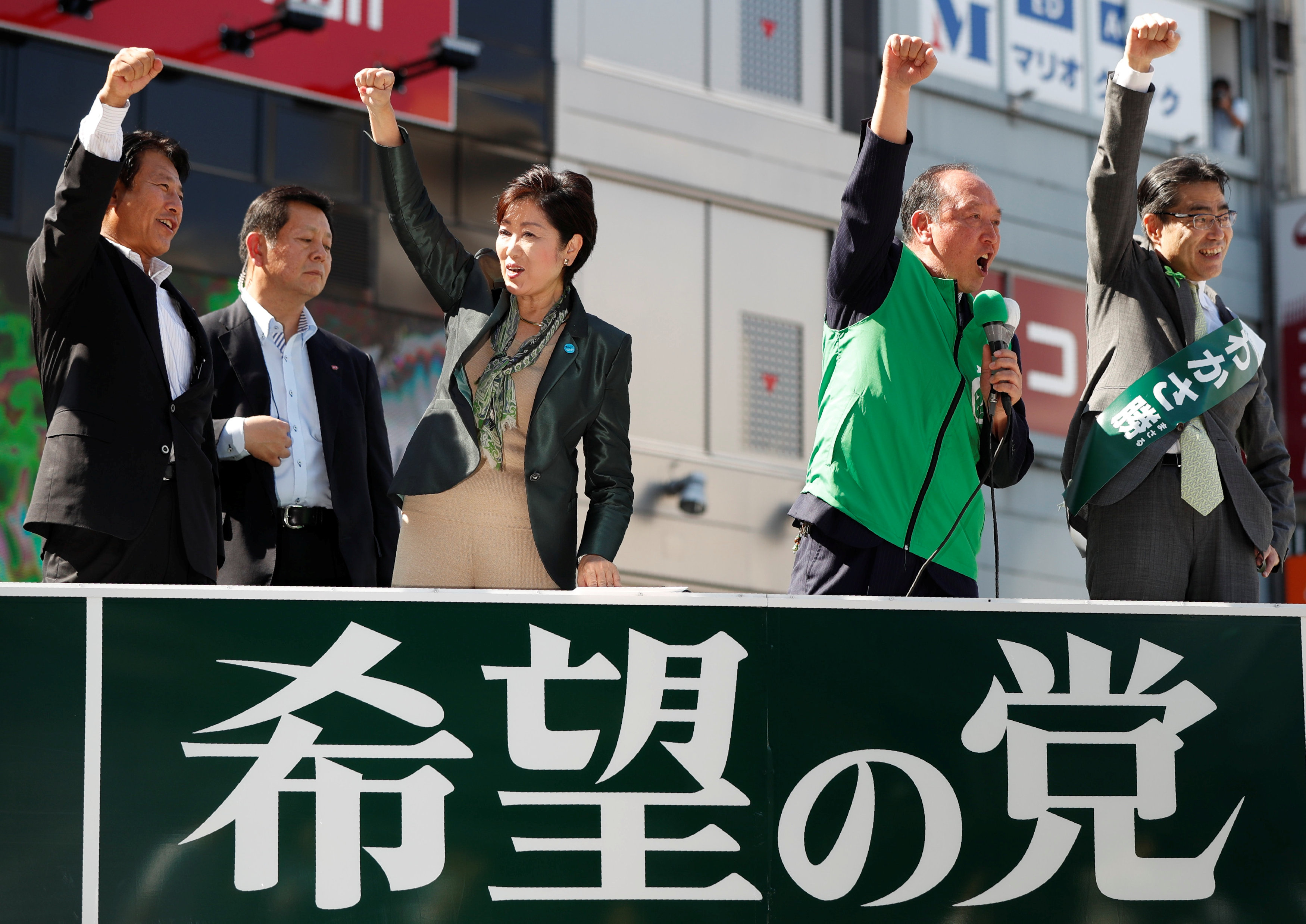 جولة لحاكمة طوكيو استعدادا للانتخابات المبكرة