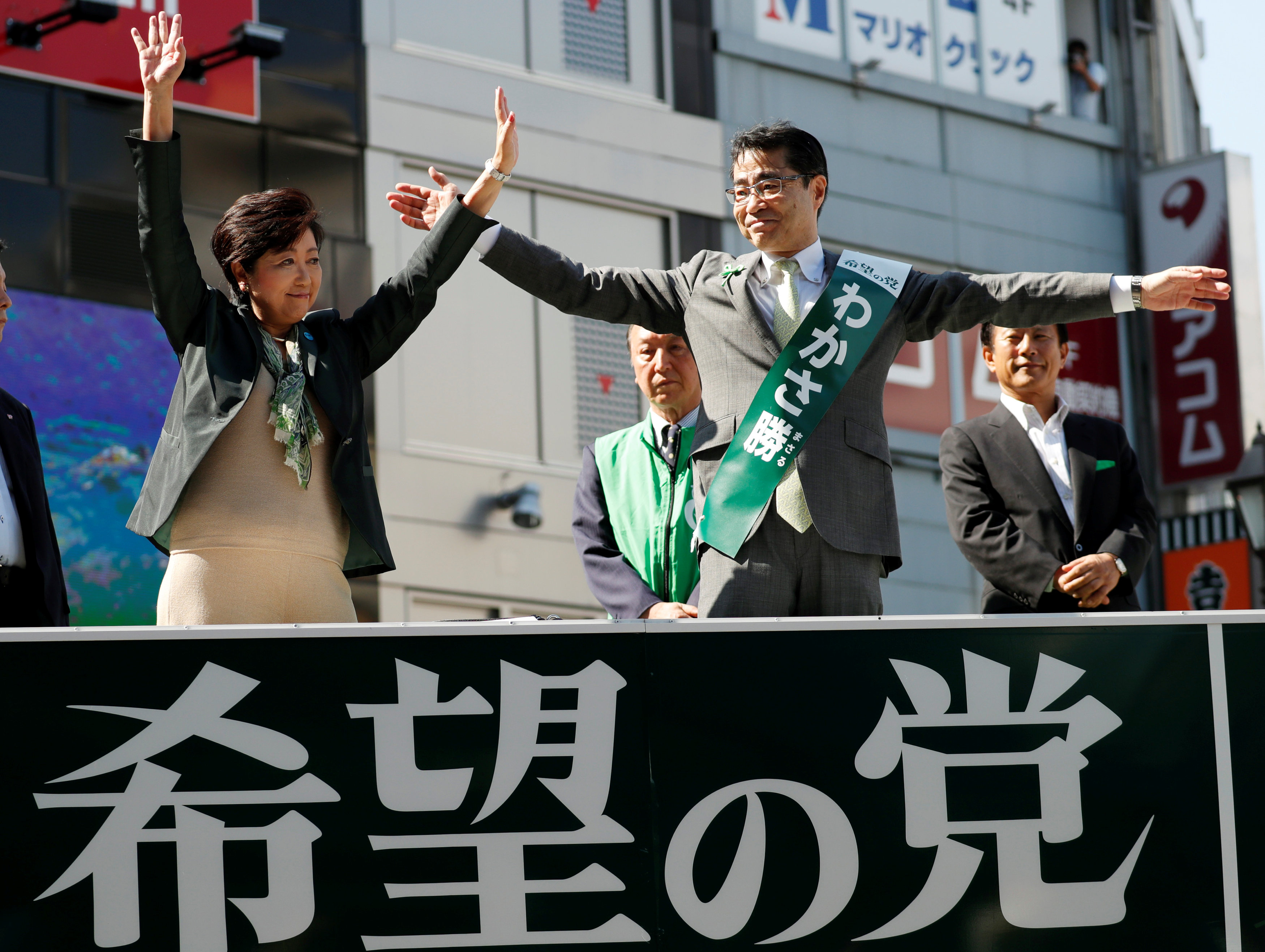 حاكمة طوكيو تحيى أنصارها خلال الجولة الانتخابية