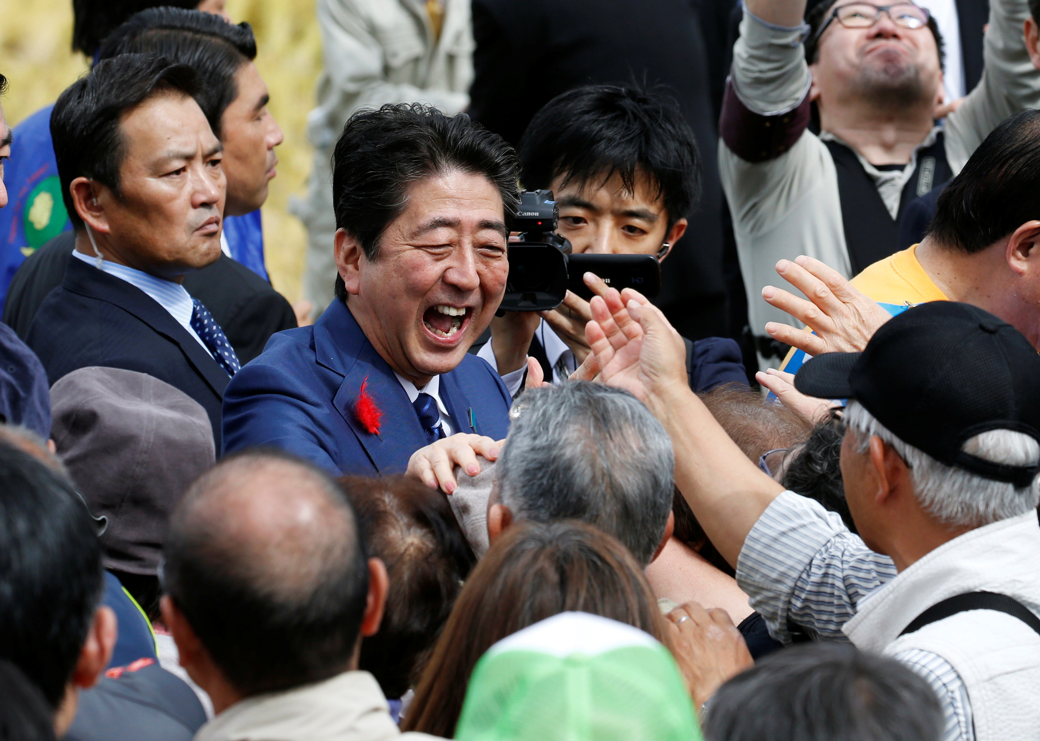 شينزو آبى وسط أنصاره خلال جولته الانتخابية