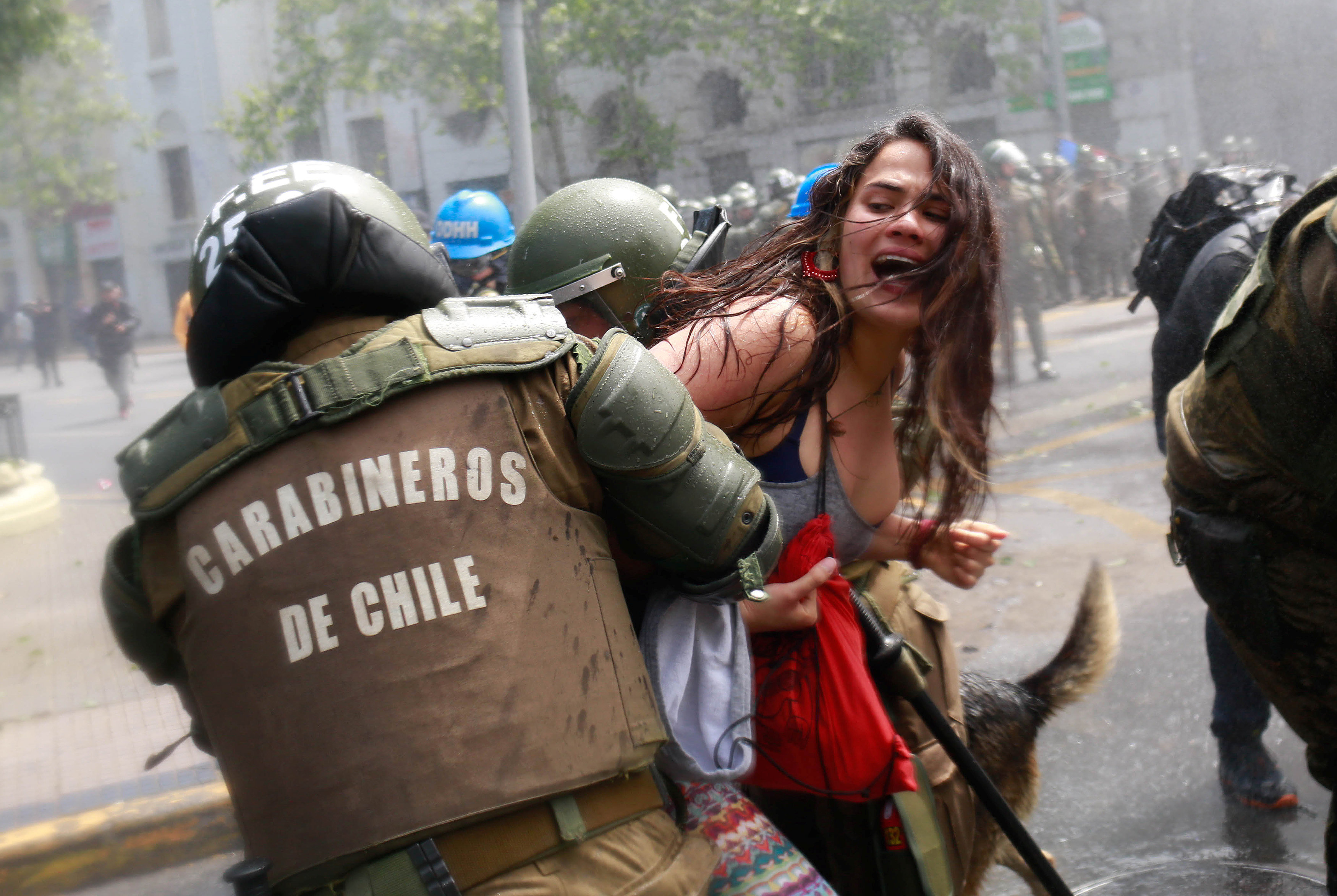 الشرطة التشيلية تعتقل متظاهرة متضامنة مع السكان الأصليين