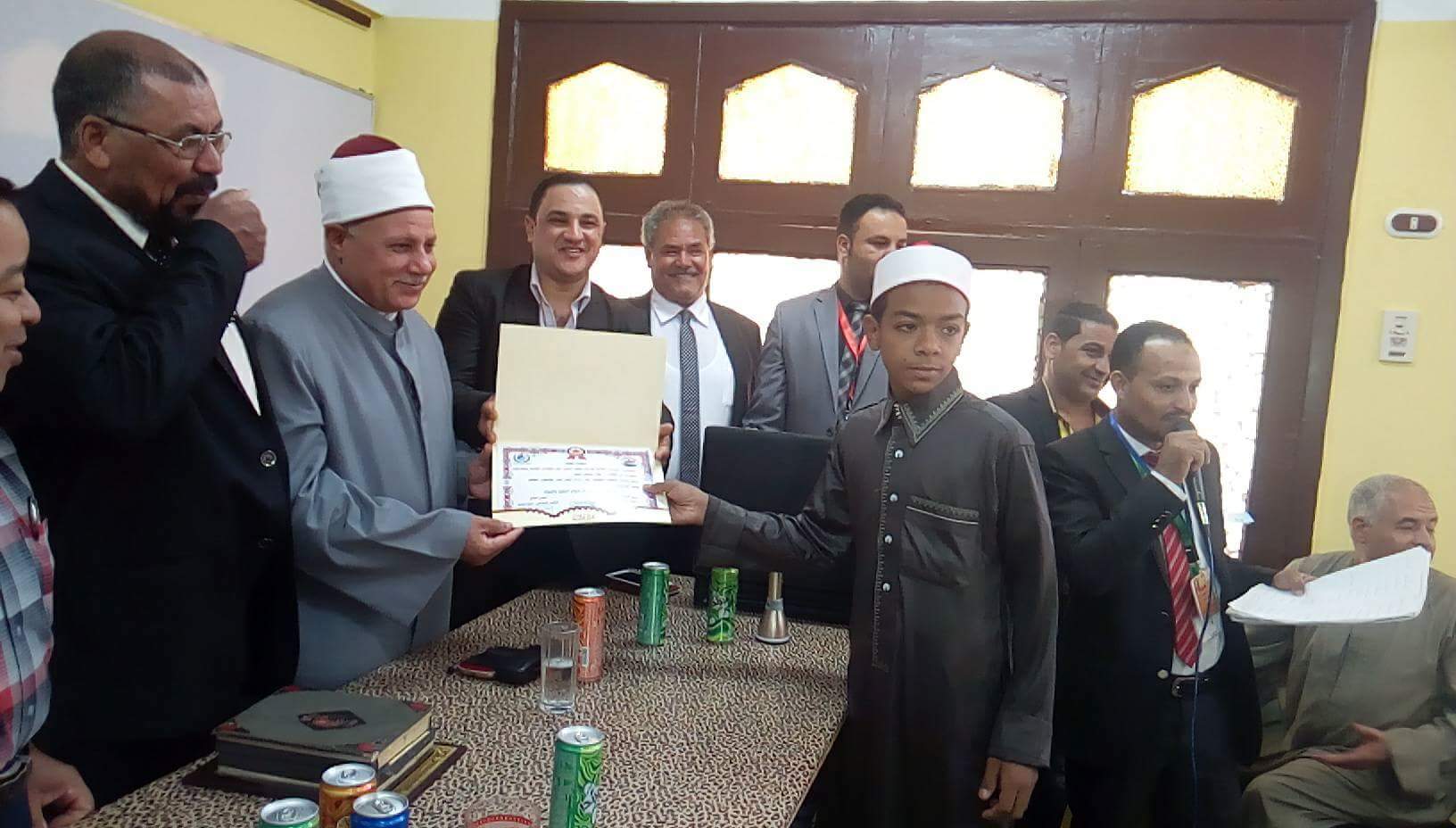 مدير المنطقة الأزهرية يكرم الطلاب مدير المنطقة الأزهرية يكرم الطلاب