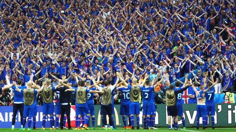 لاعبو ايسلندا مع الجماهير