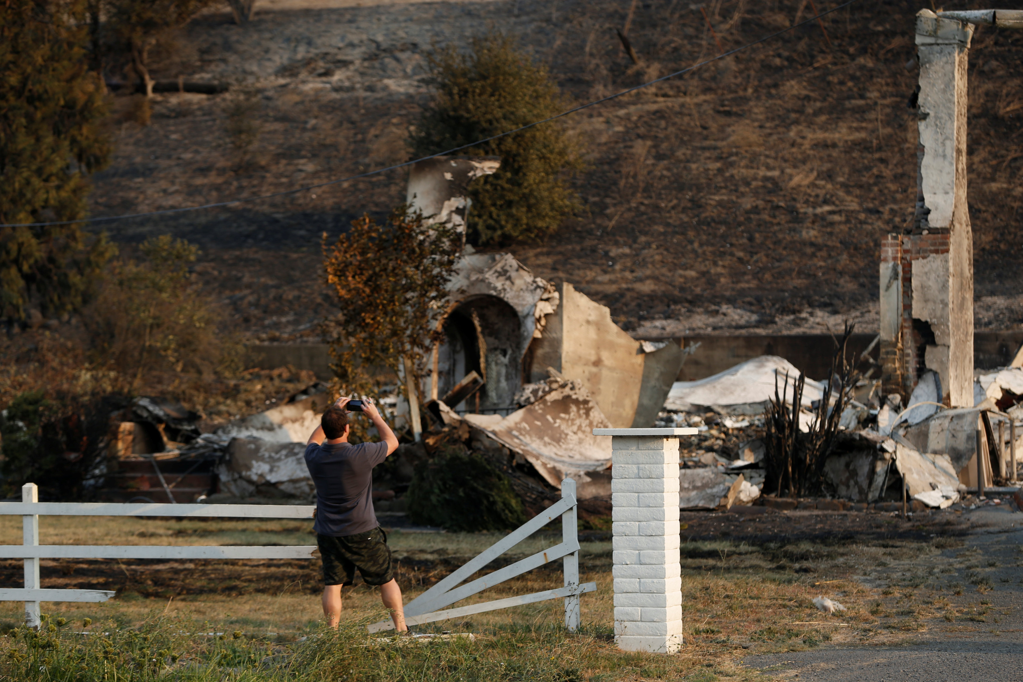 شاب يصور أثار الدمار بسبب الحرائق فى كاليفورنيا