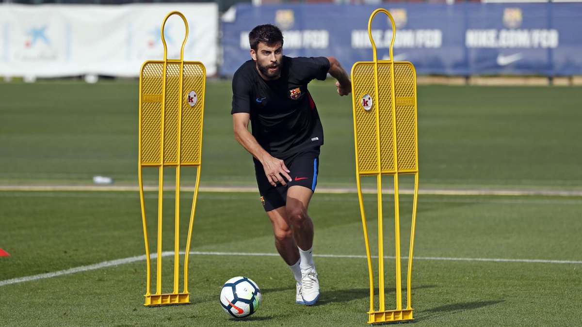 بيكيه مدافع برشلونة