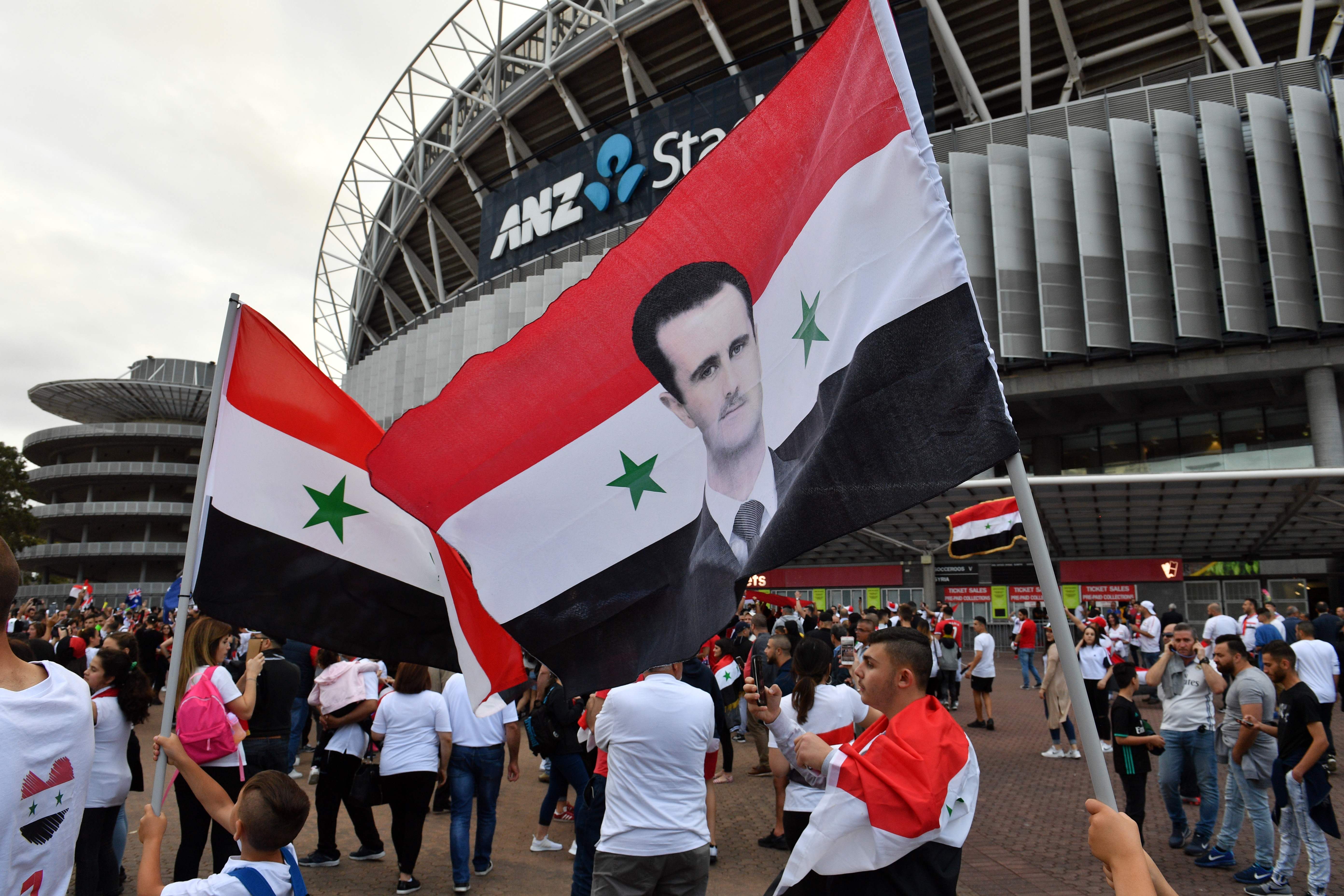 صورة بشار الأسد تظهر مع جماهير سوريا