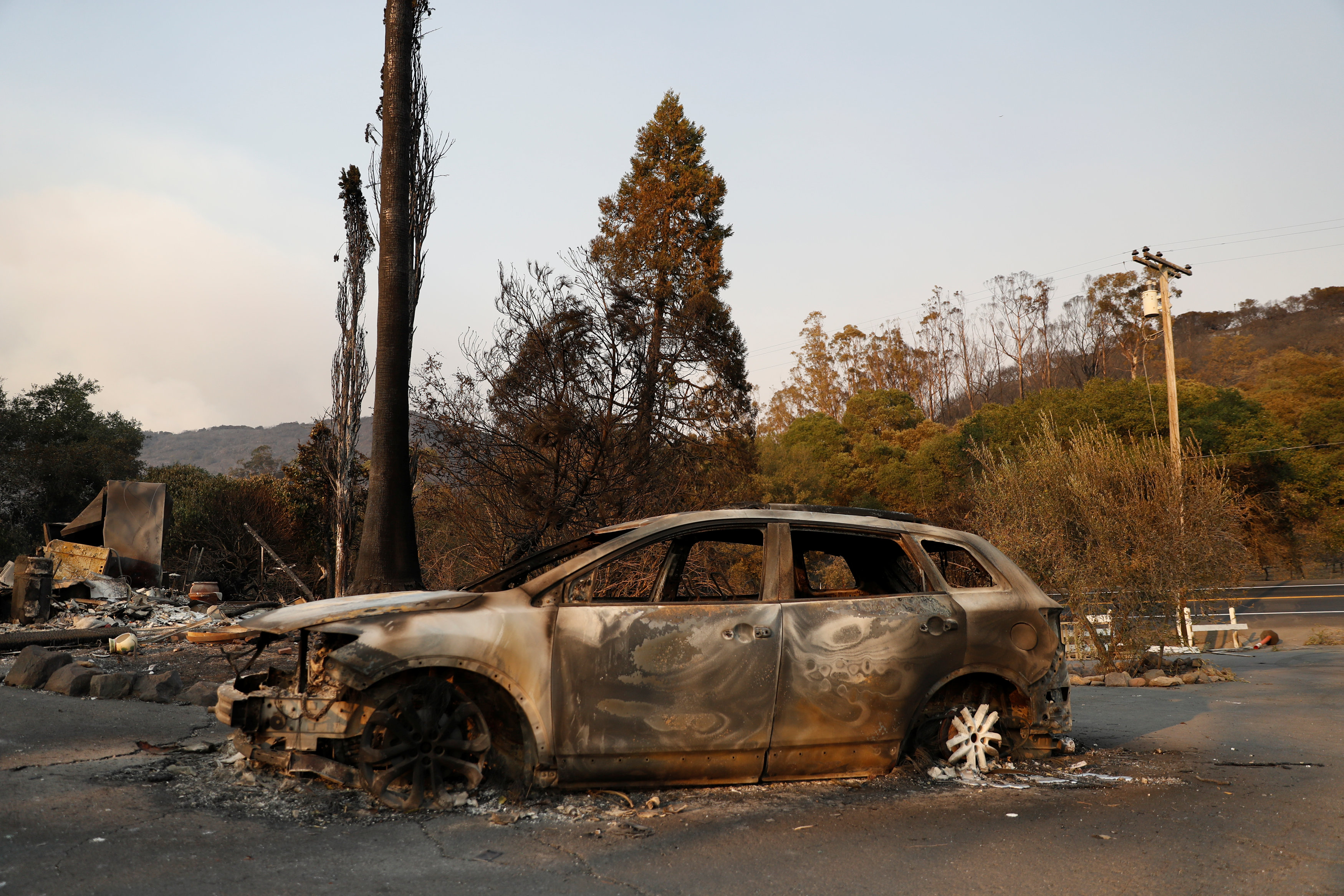 تفحم سيارة بسبب حرائق كاليفورنيا