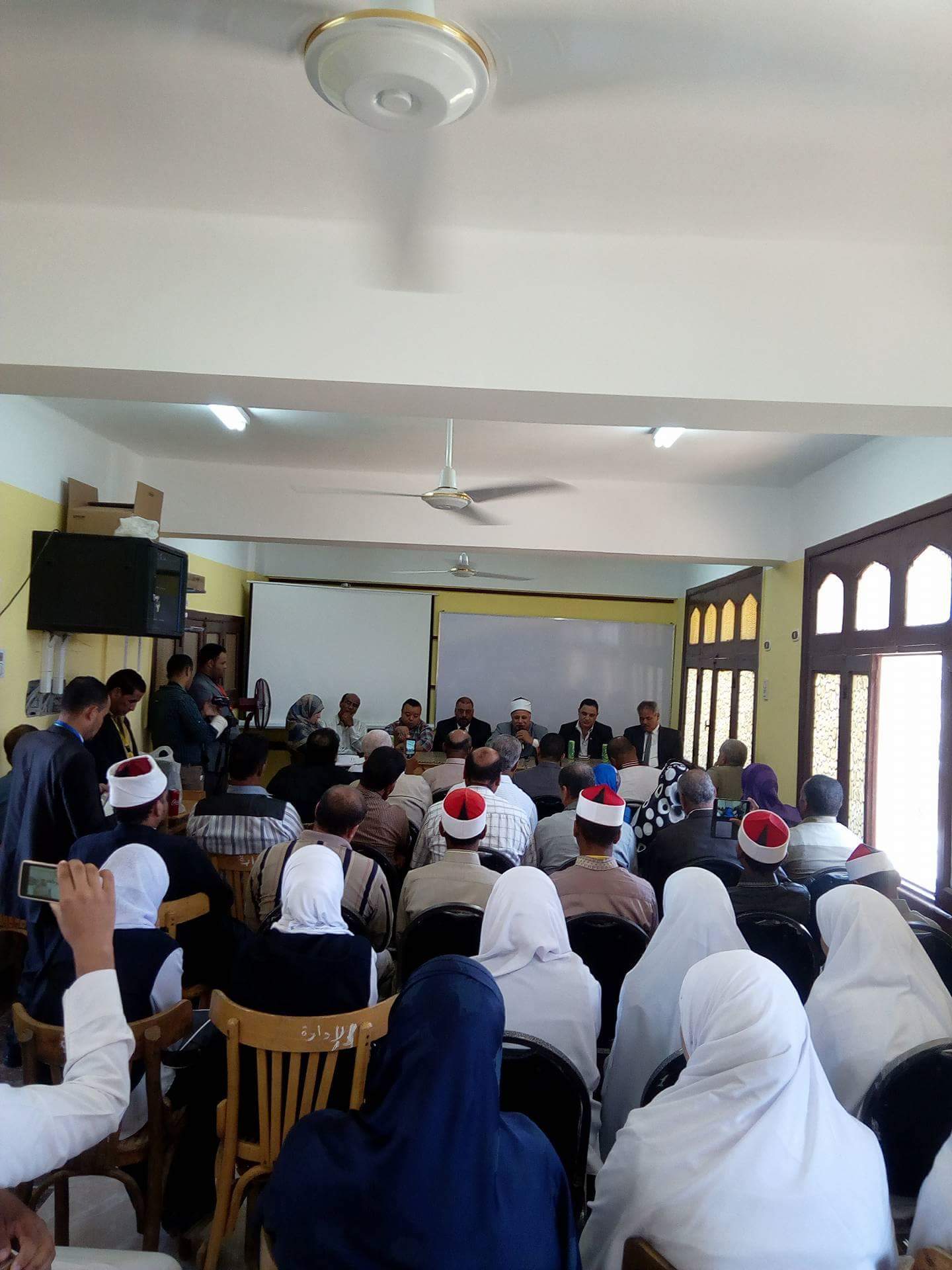 تكريم إحدى الطالبات تكريم إحدى الطالبات