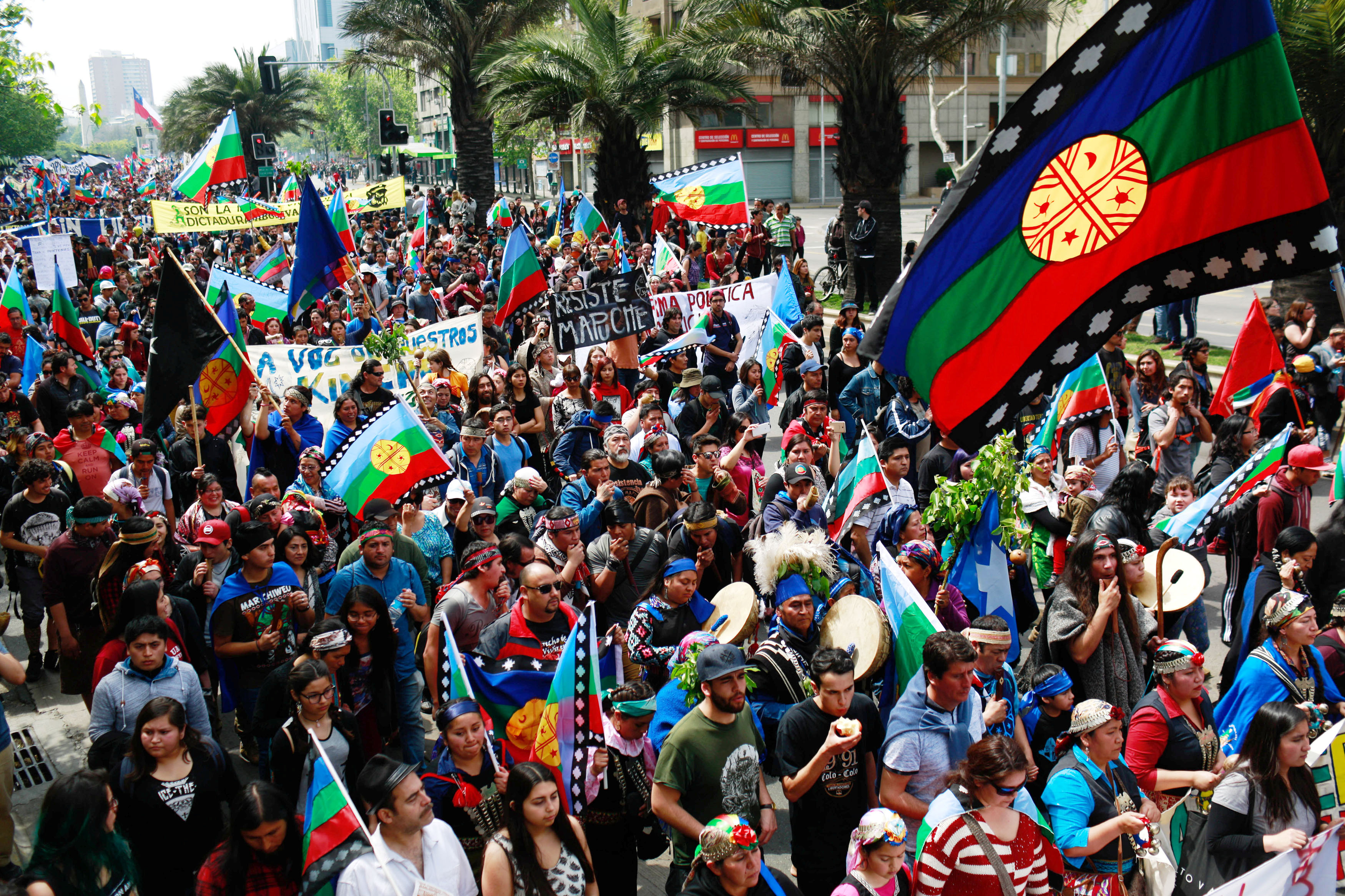 الآلاف يشاركون فى مسيرة لدعم حقوق الهنود الحمر فى تشيلى
