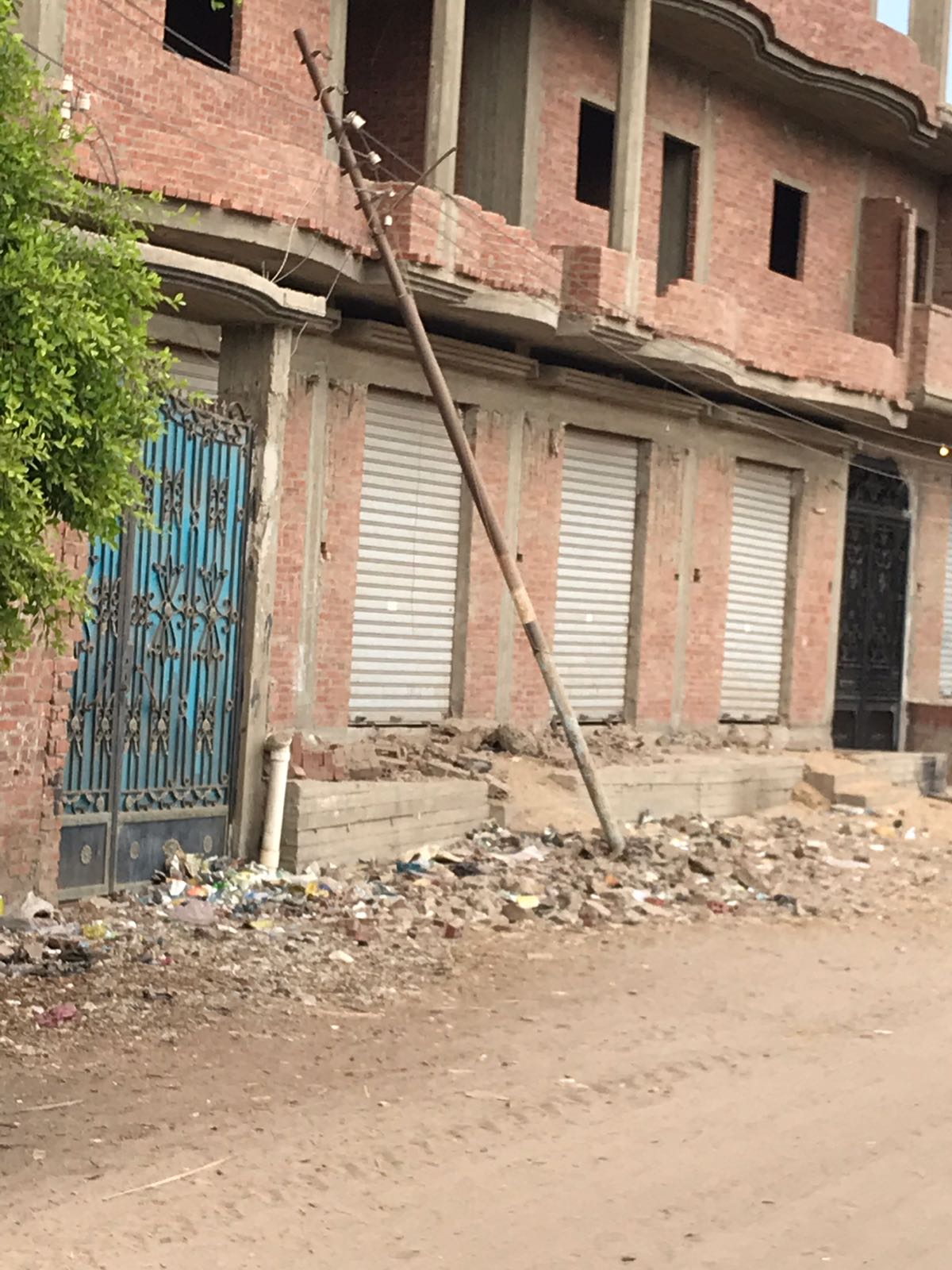 عامود الكهرباء المائل عامود الكهرباء المائل
