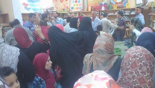تجمهر أولياء الامور فى أحد الفصول تجمهر أولياء الامور فى أحد الفصول