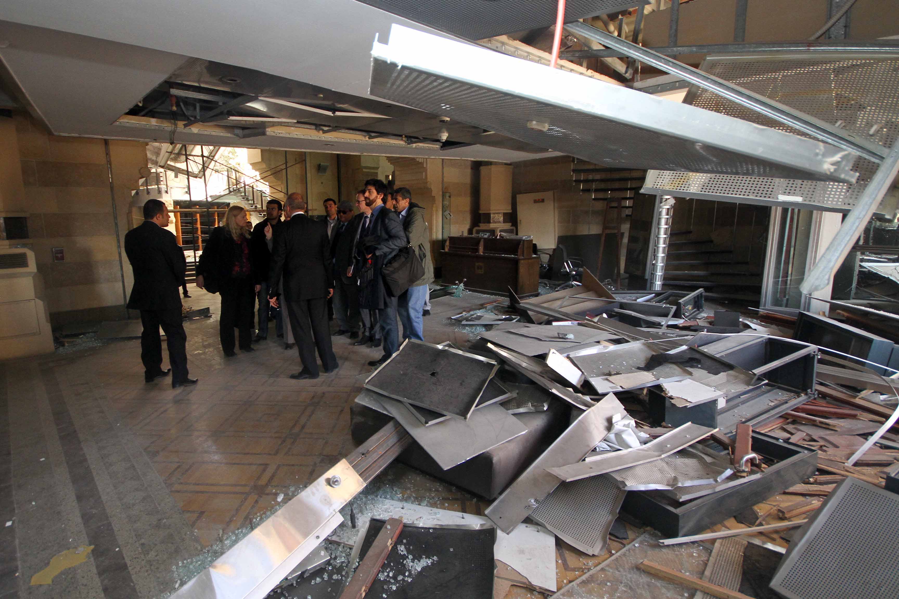 تفقد وفد اليونسكو لاثار انفجار دار الكتب تصوير محمود حفناوي‎ 31-1-2014 (1)
