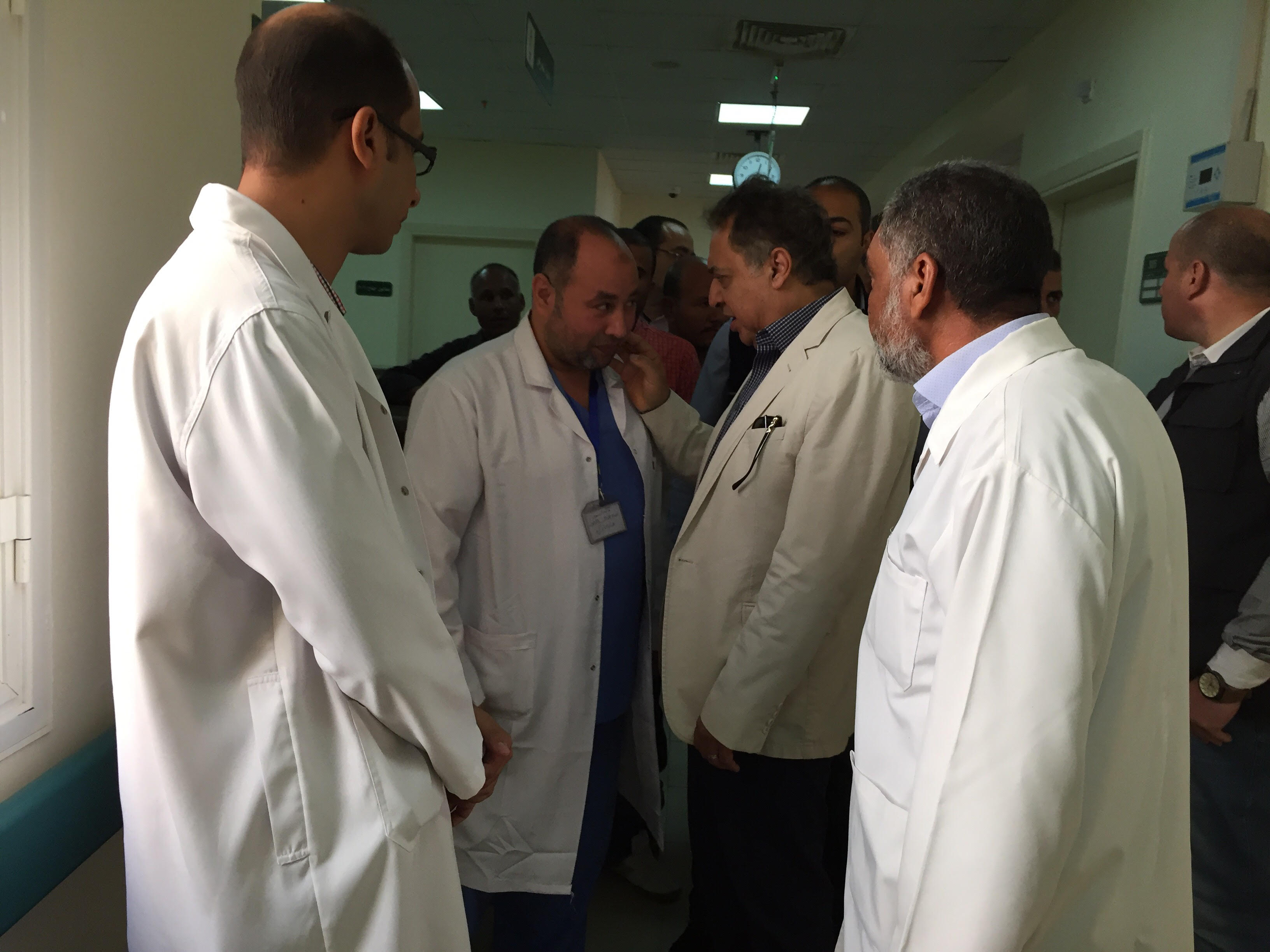    عماد الدين يعنف طبيب يرتدى شبشب بمستشفى القصير