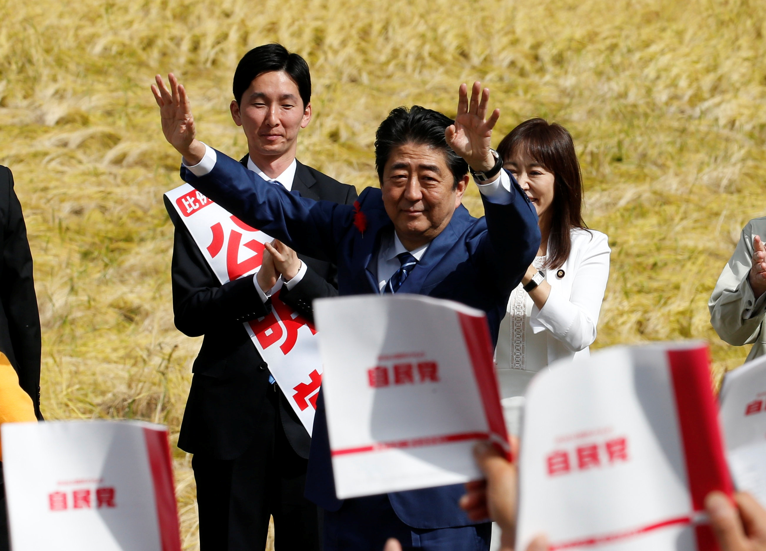 رئيس وزراء اليابان يحيى أنصاره