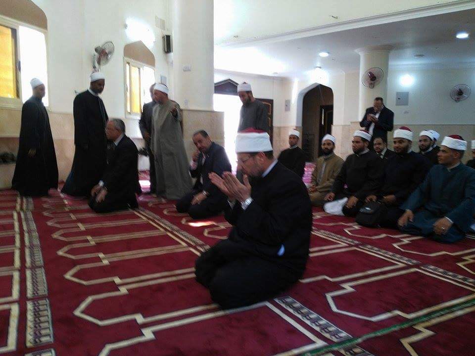     وزير الأوقاف يصلى الظهر خلال افتتاح مسجد بالمنيا