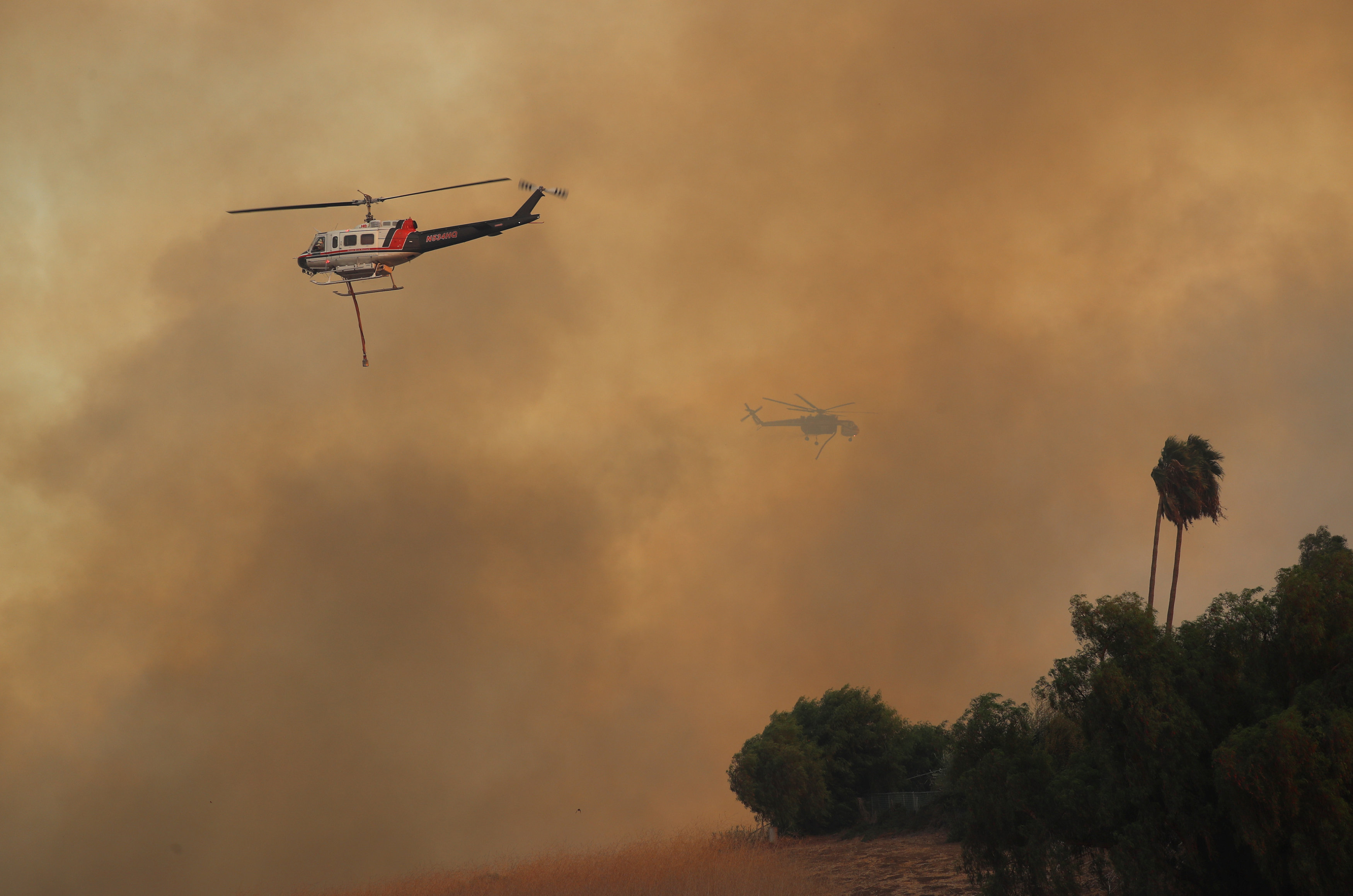 طائرات الإطفاء تحاول السيطرة على حرائق كاليفورنيا