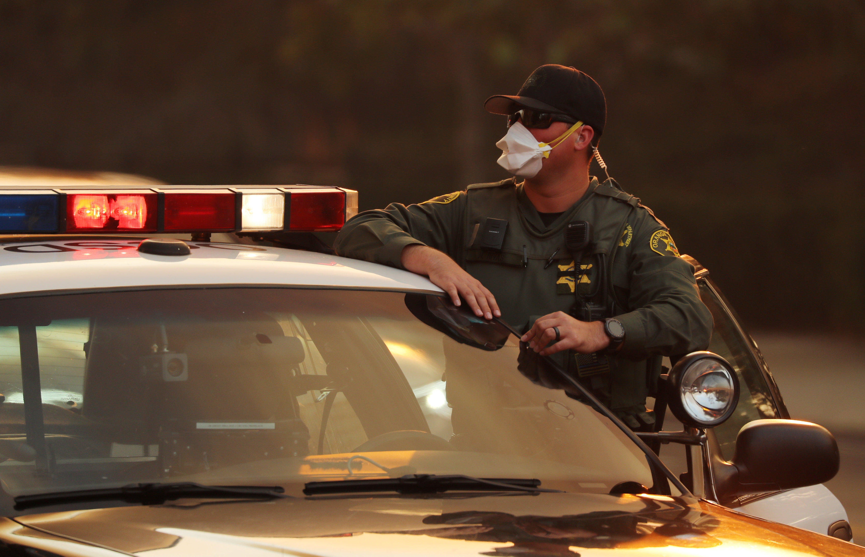 شرطى يضع كمامة على وجهه ويتابع الحرائق فى كاليفورنيا