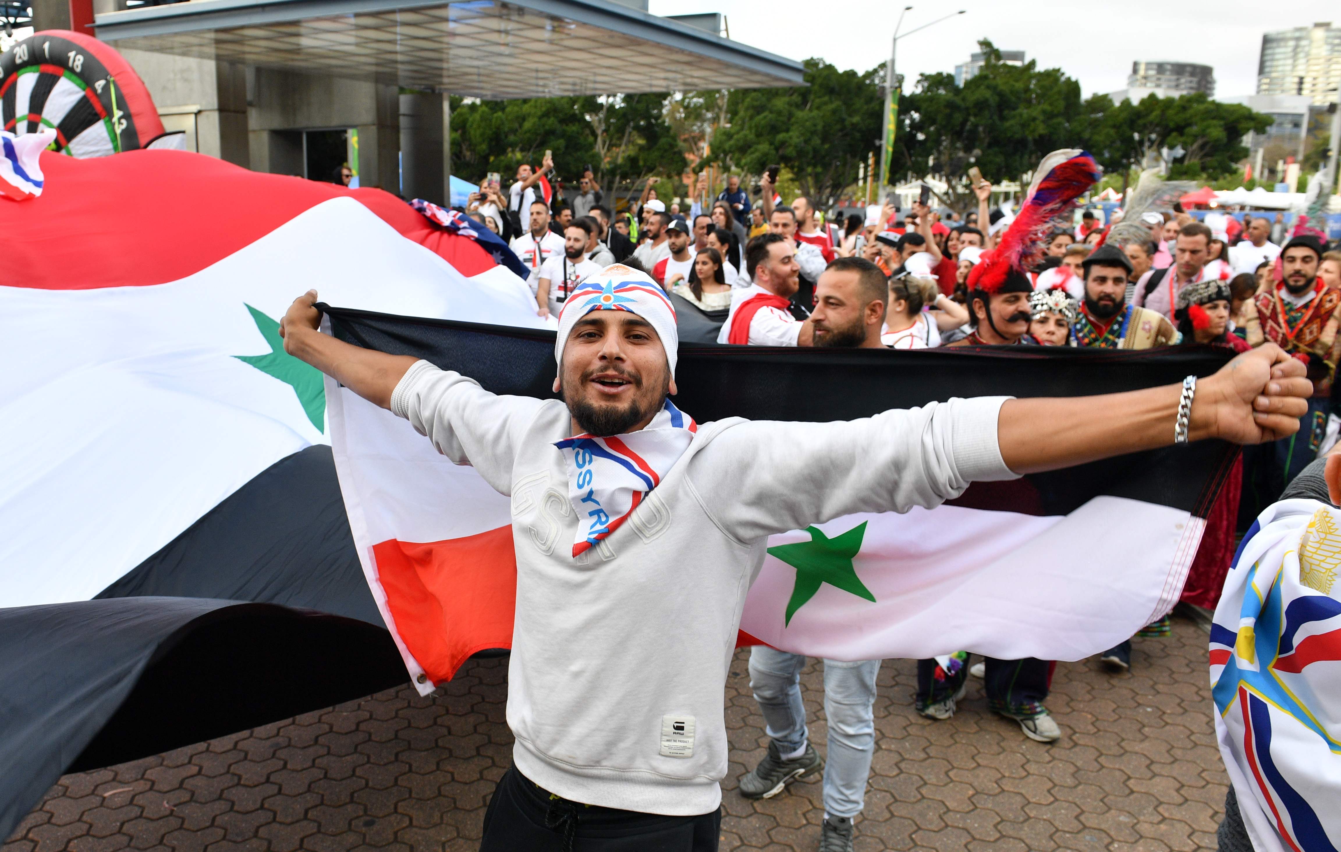 مواطن يحمل العلم السورى